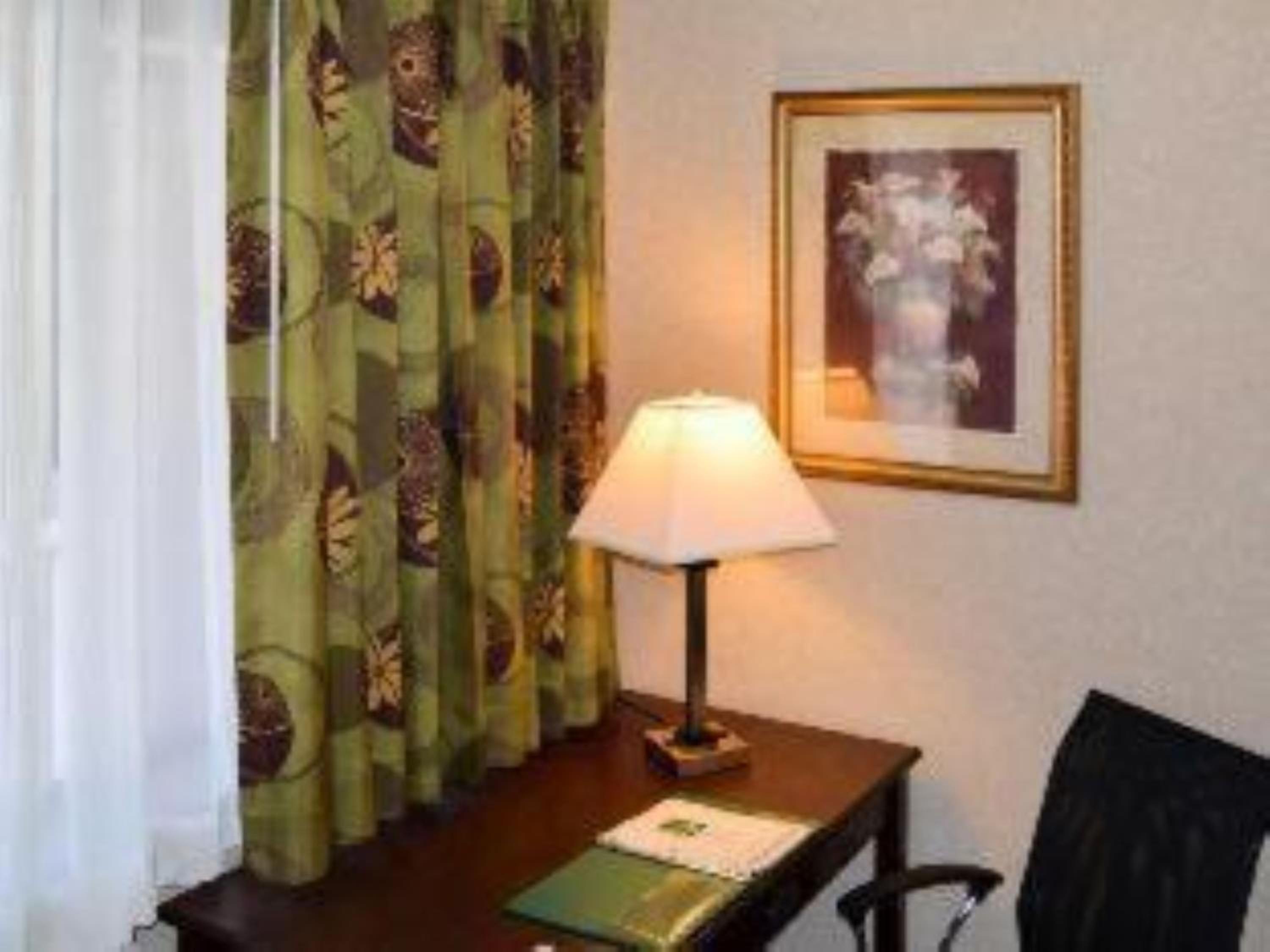 Queen Room - Non-Smoking - Photo 4