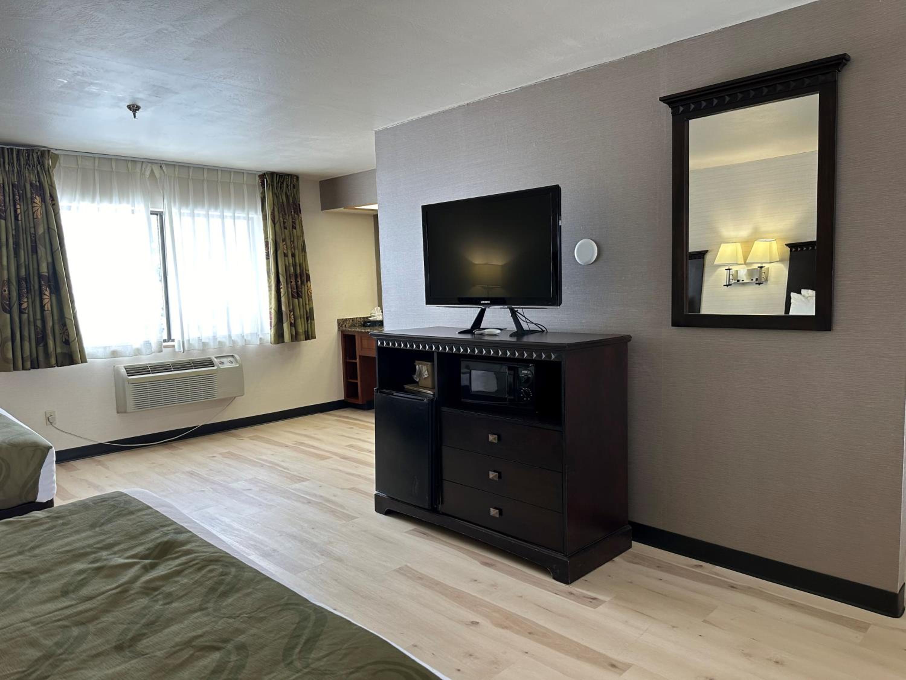 Deluxe Queen Room, Non-Smoking - Photo 2