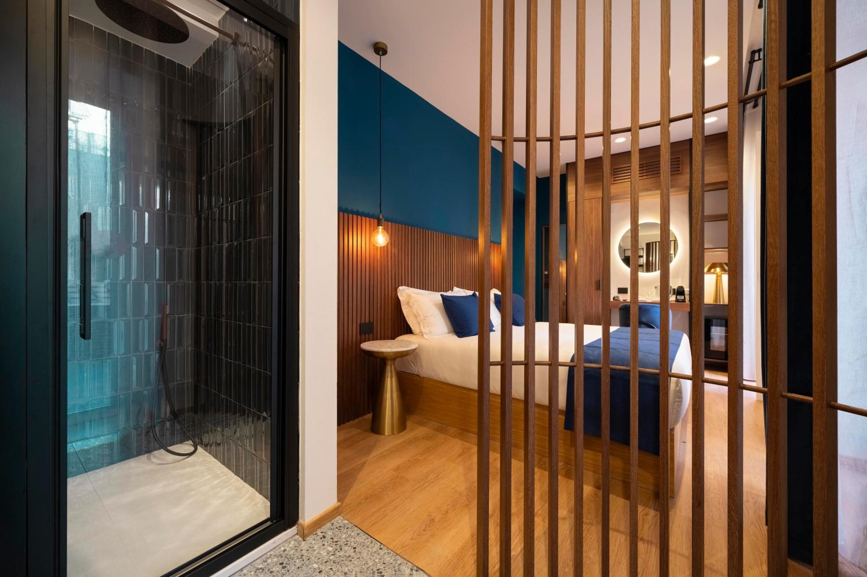 Queen Room with Balcony photo 3