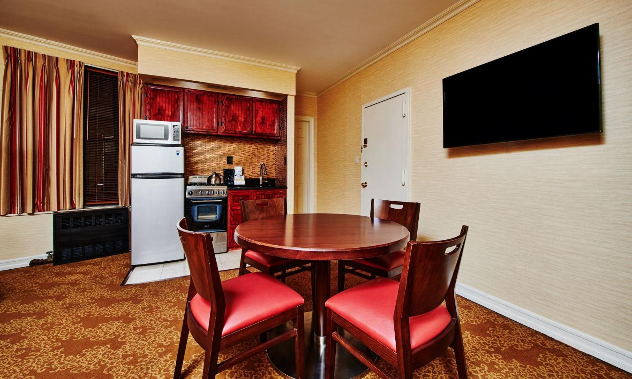 One-Bedroom Apartment with Two Queen Beds photo 3