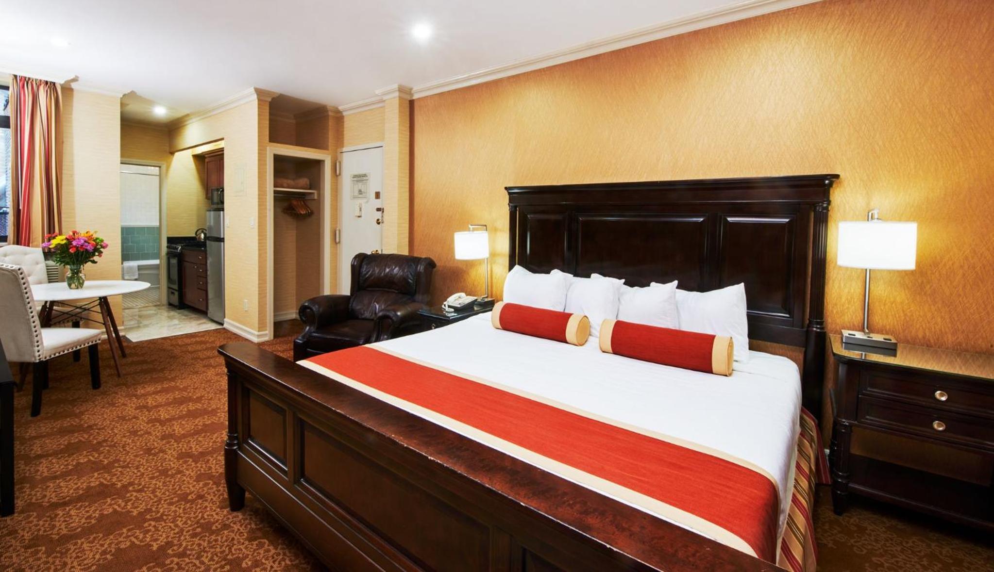 Penthouse Studio with King Bed photo 3