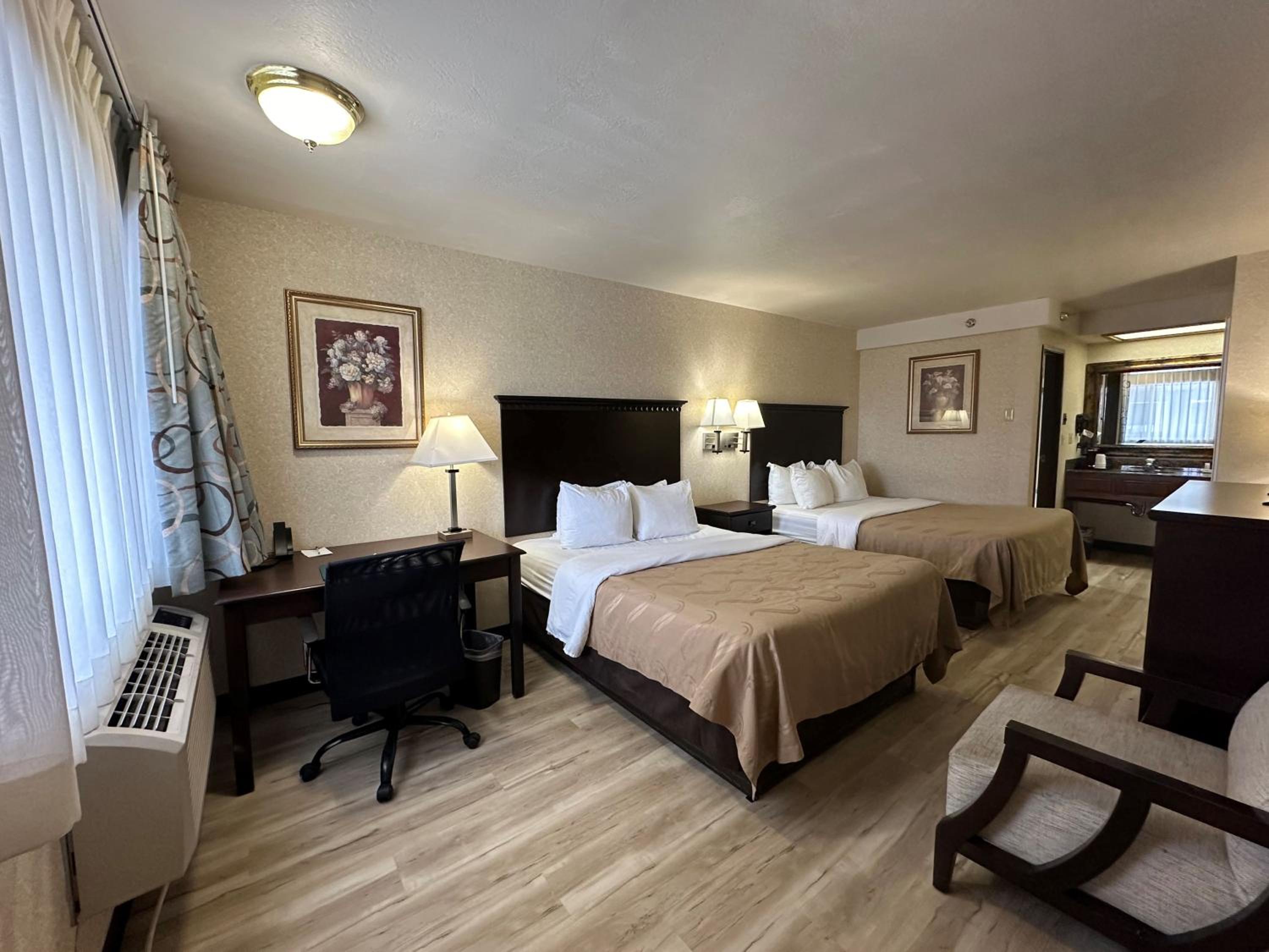 Queen Room with Two Queen Beds - Non-Smoking - Photo 6