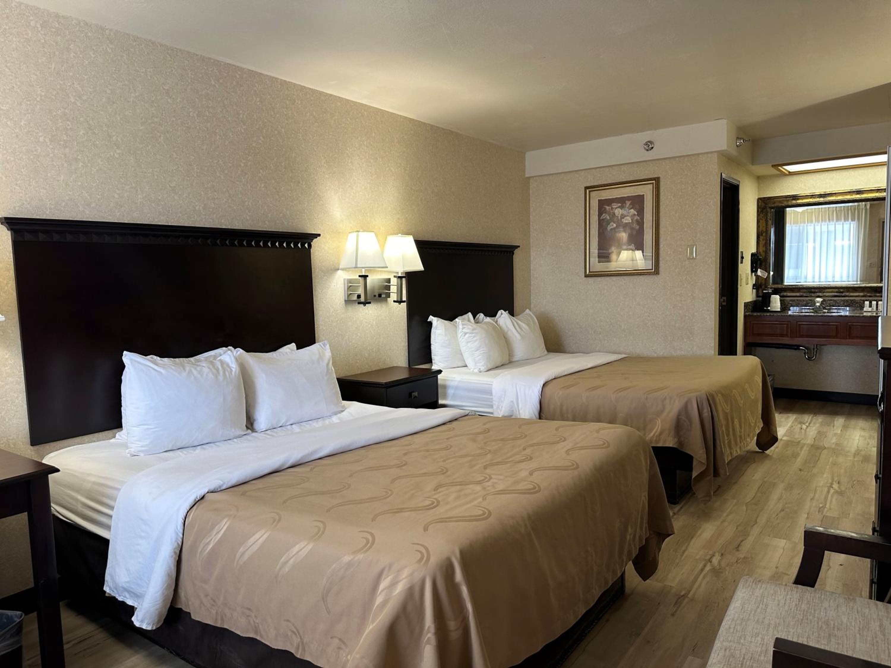 Queen Room with Two Queen Beds - Non-Smoking - Photo 7