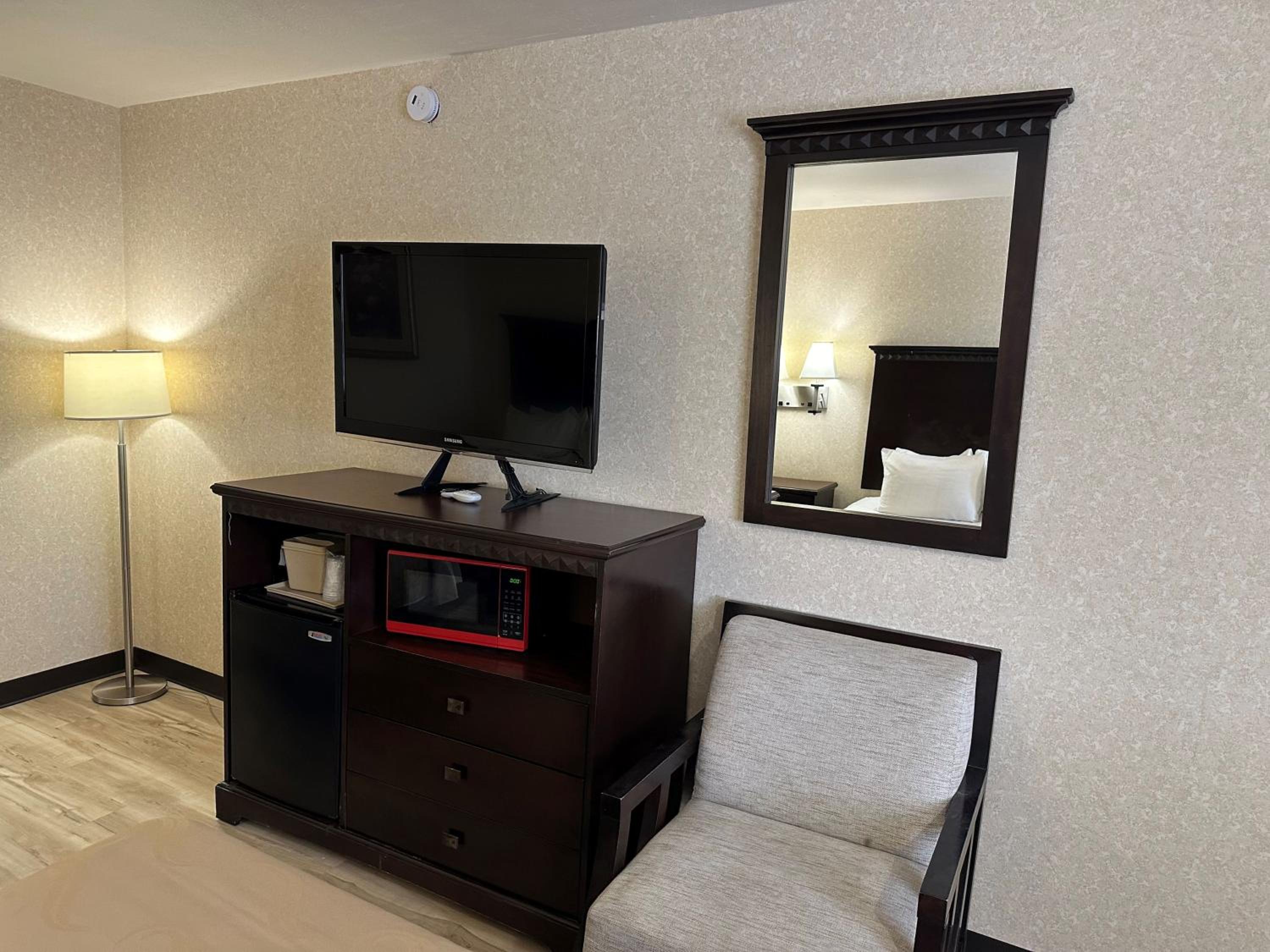 Queen Room with Two Queen Beds - Non-Smoking - Photo 5