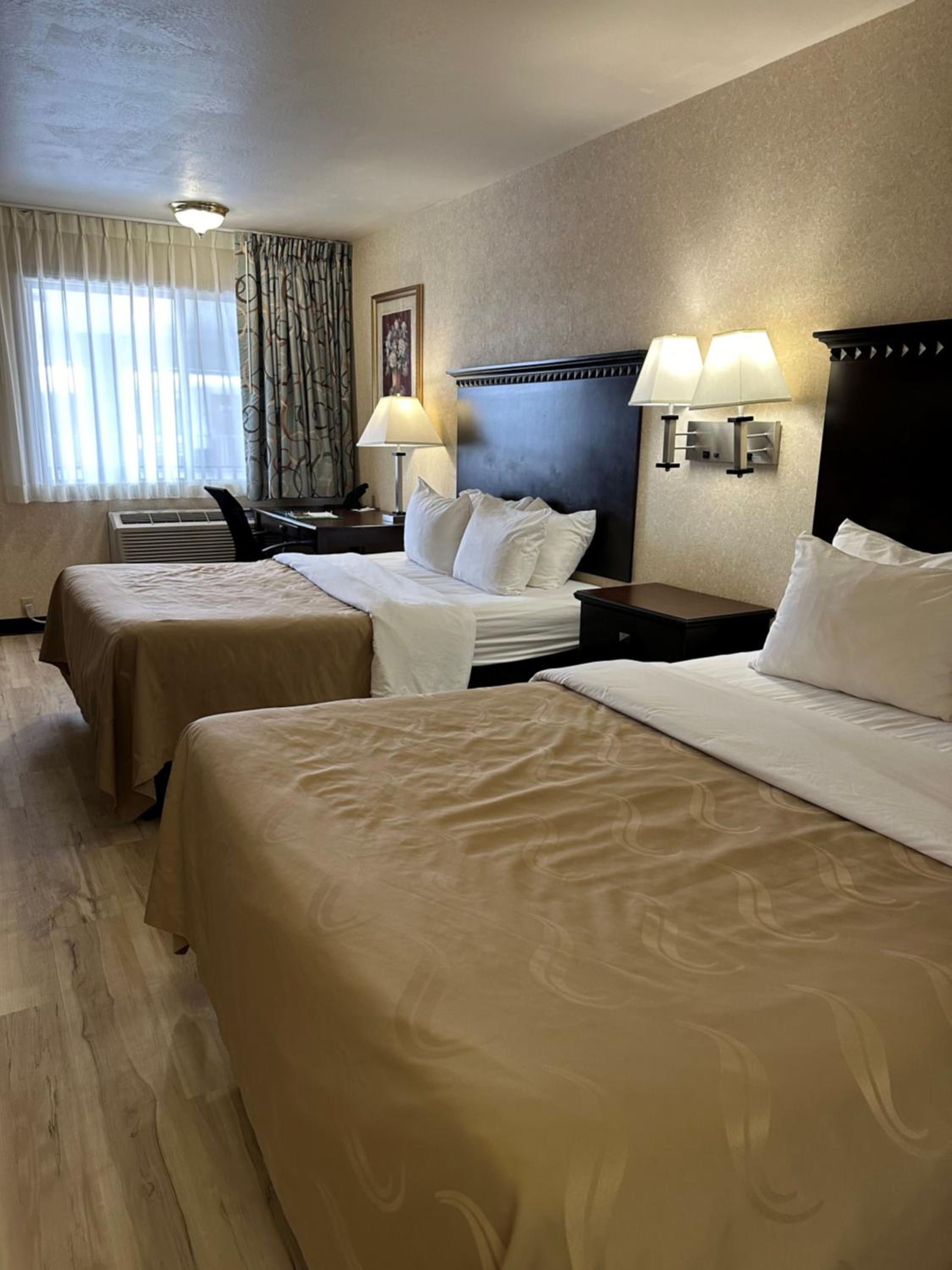 Queen Room with Two Queen Beds - Non-Smoking - Photo 4