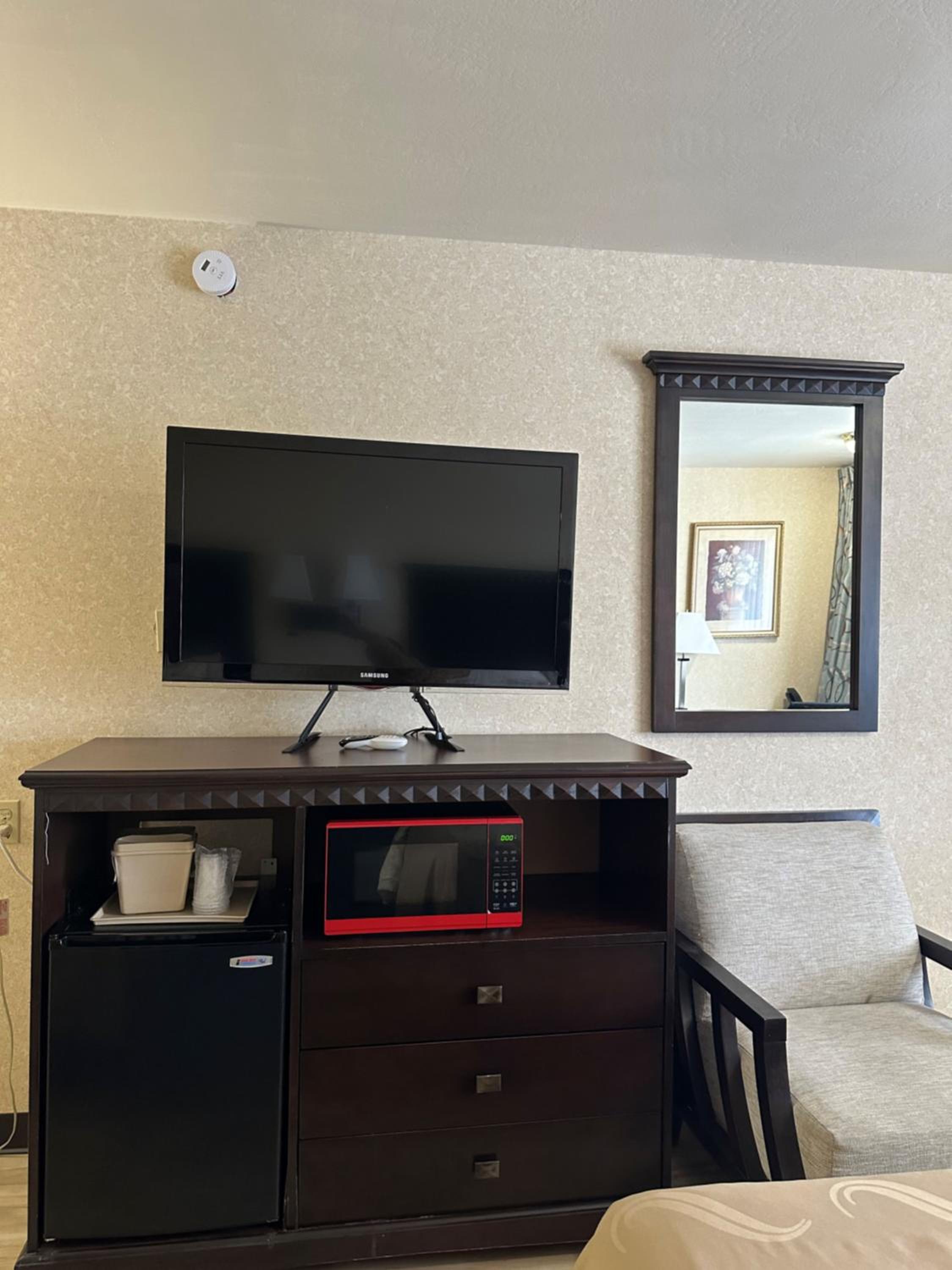 Queen Room with Two Queen Beds - Non-Smoking - Photo 3
