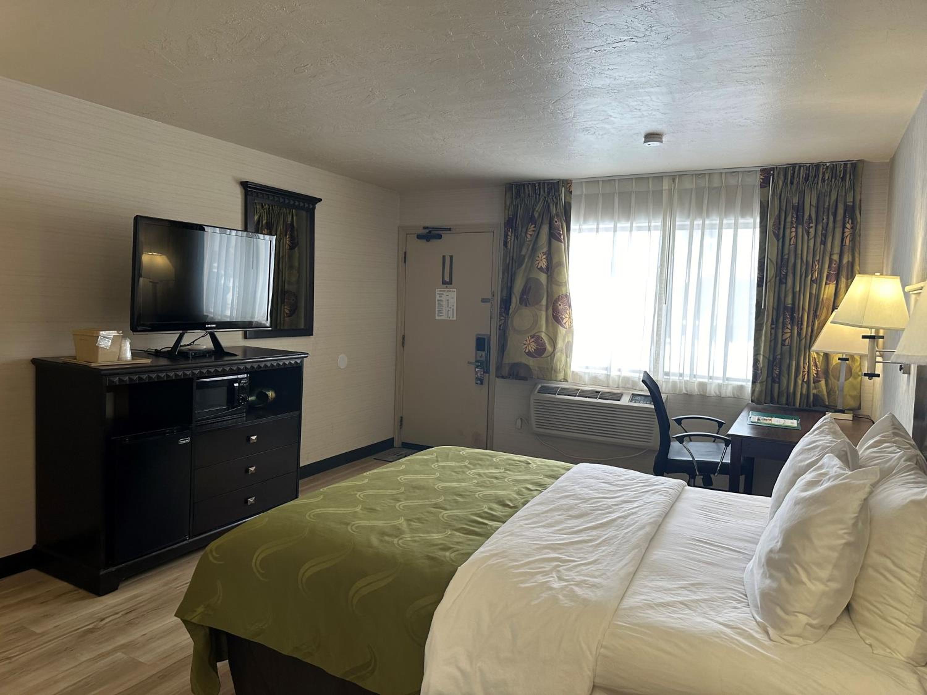 One-Bedroom Suite with Two Queen Beds - Non-Smoking - Photo 4