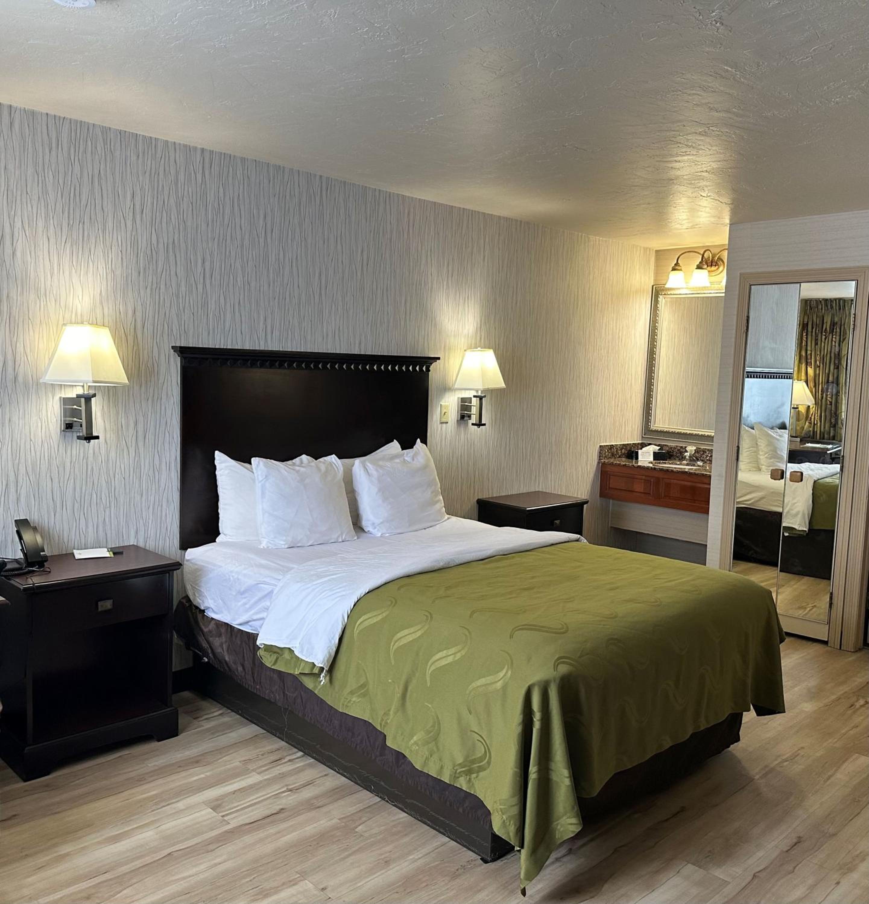 One-Bedroom Suite with Two Queen Beds - Non-Smoking - Photo 1