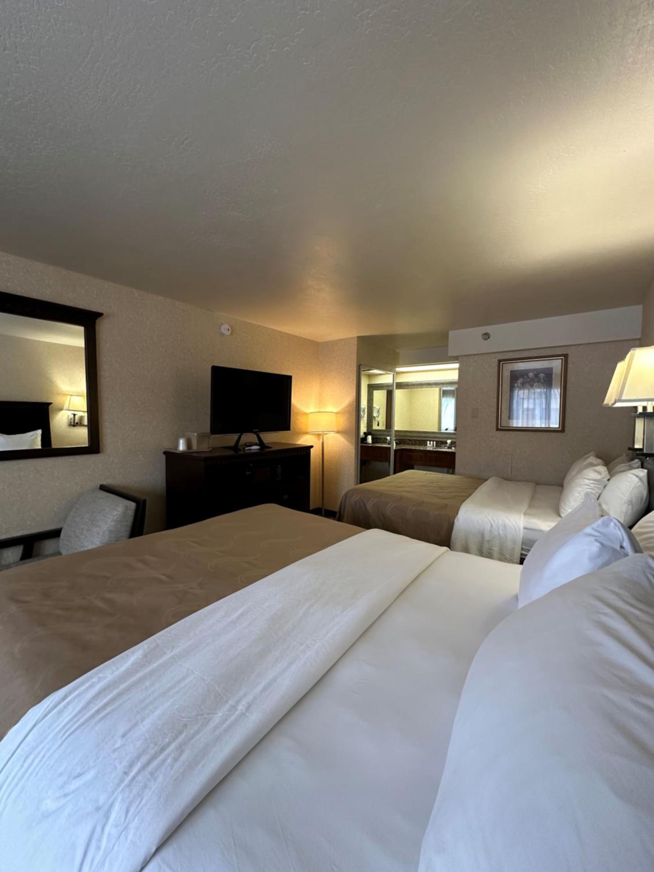 Queen Room with Two Queen Beds - Pet Friendly/Non-Smoking - Photo 3