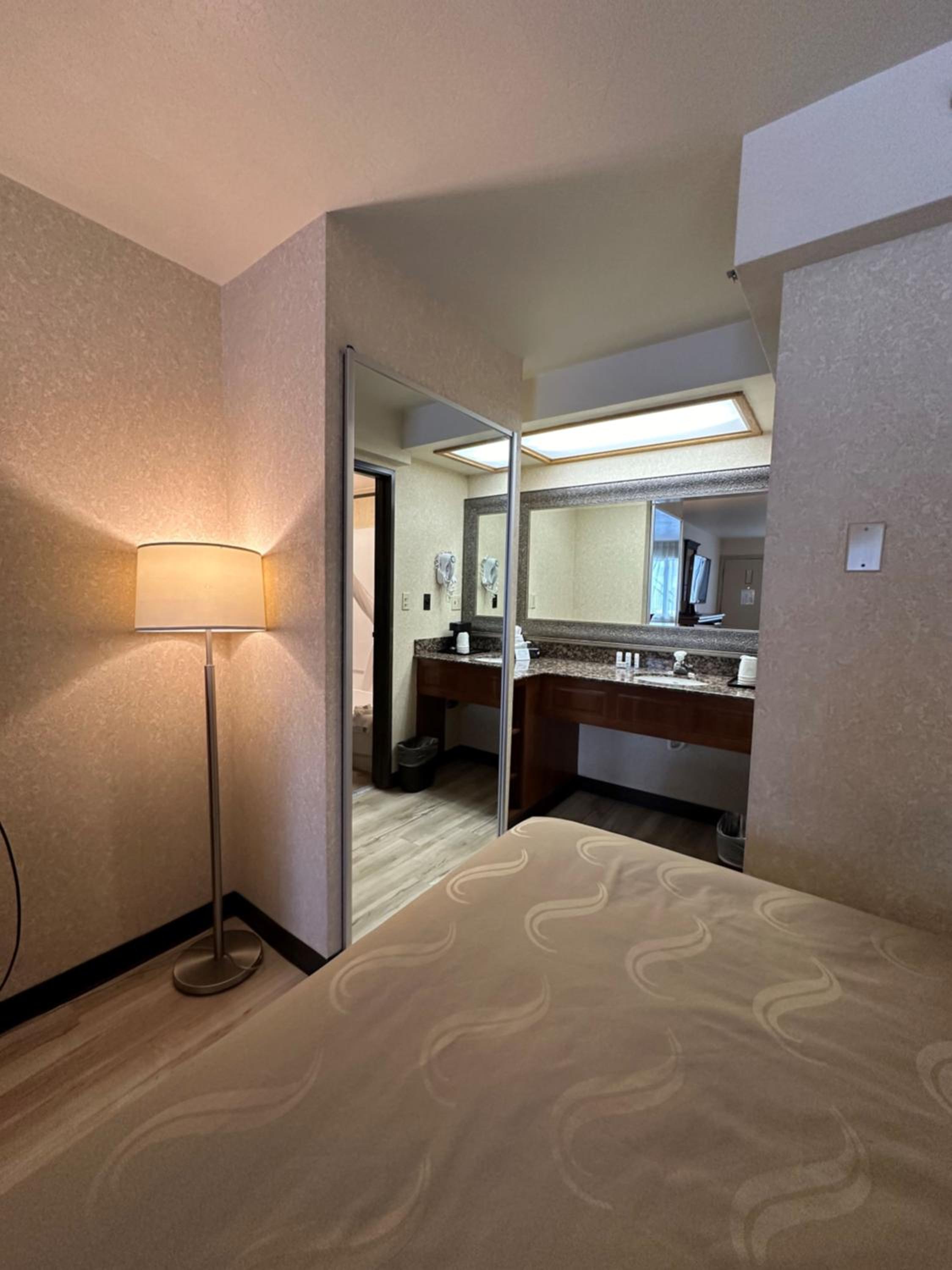 Queen Room with Two Queen Beds - Pet Friendly/Non-Smoking - Photo 4