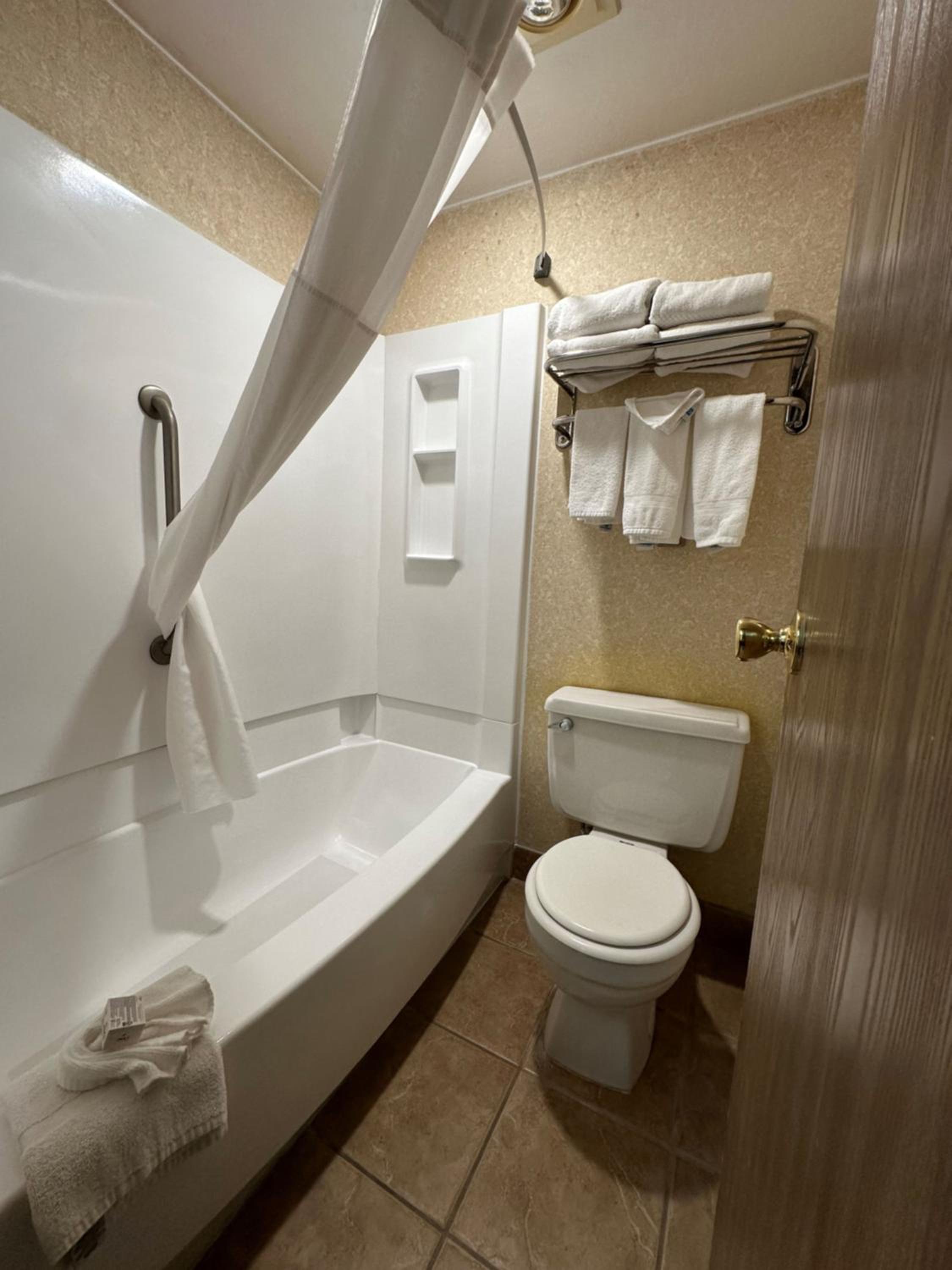 Queen Room with Two Queen Beds - Pet Friendly/Non-Smoking - Photo 5