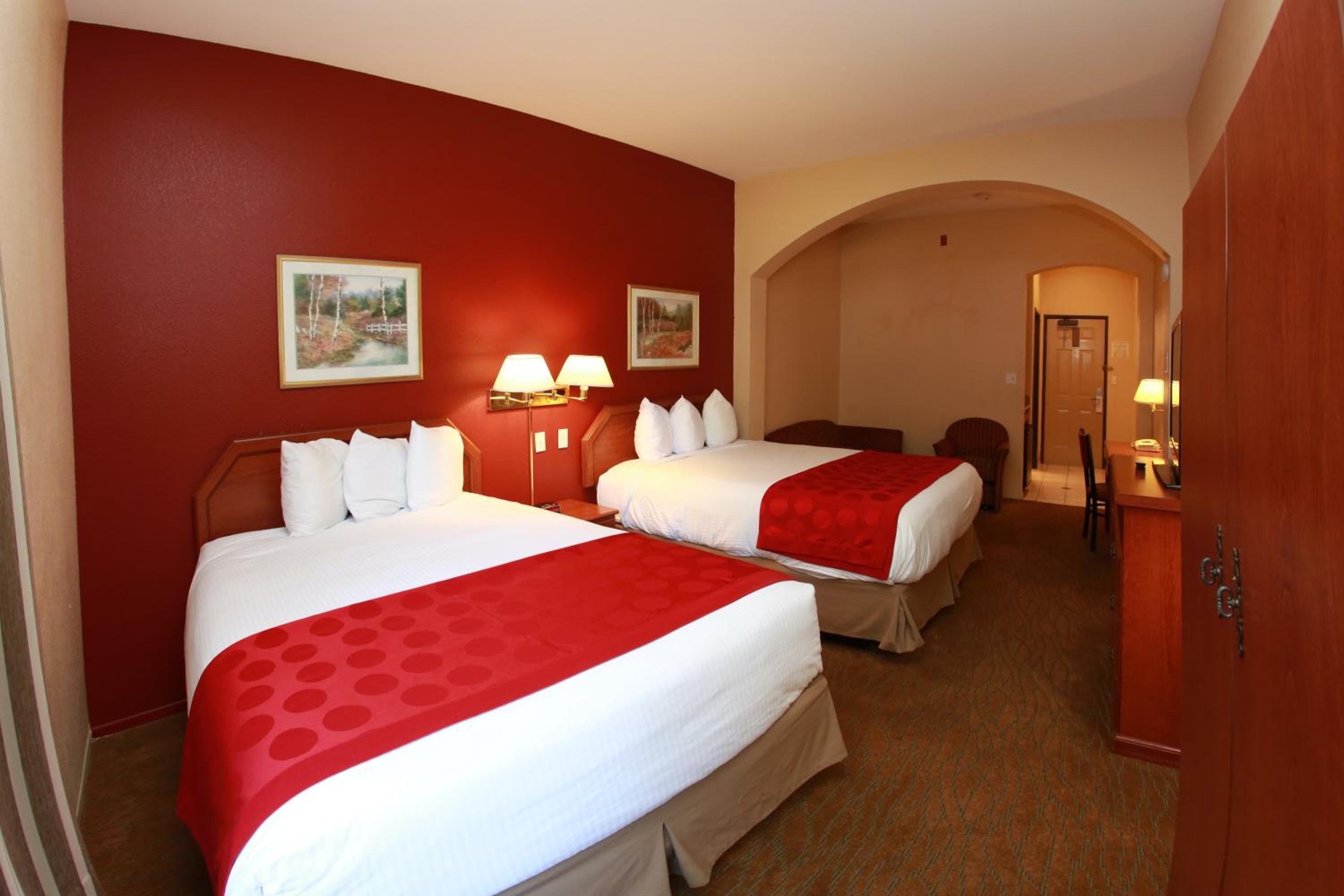 Deluxe Queen Room with Two Queen Beds - Non-Smoking - Photo 13