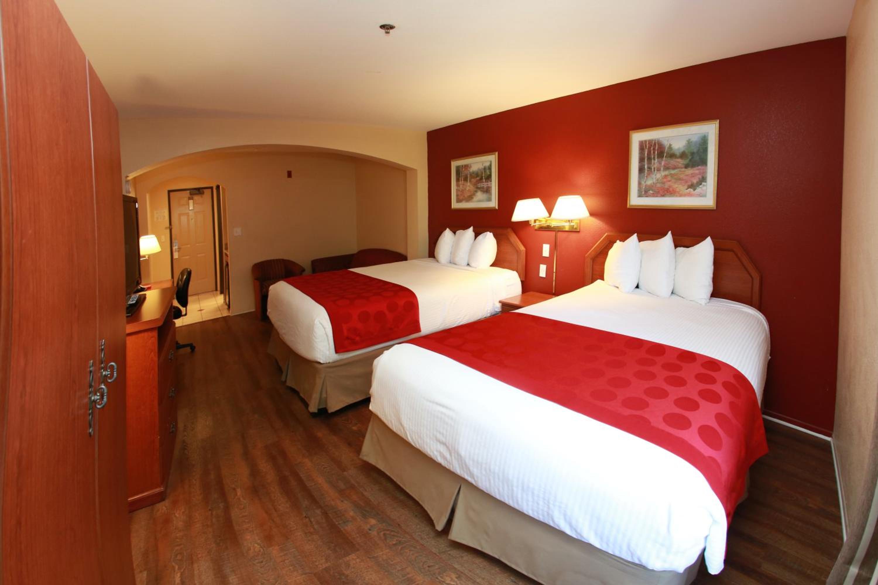 Deluxe Queen Room with Two Queen Beds - Non-Smoking - Photo 12