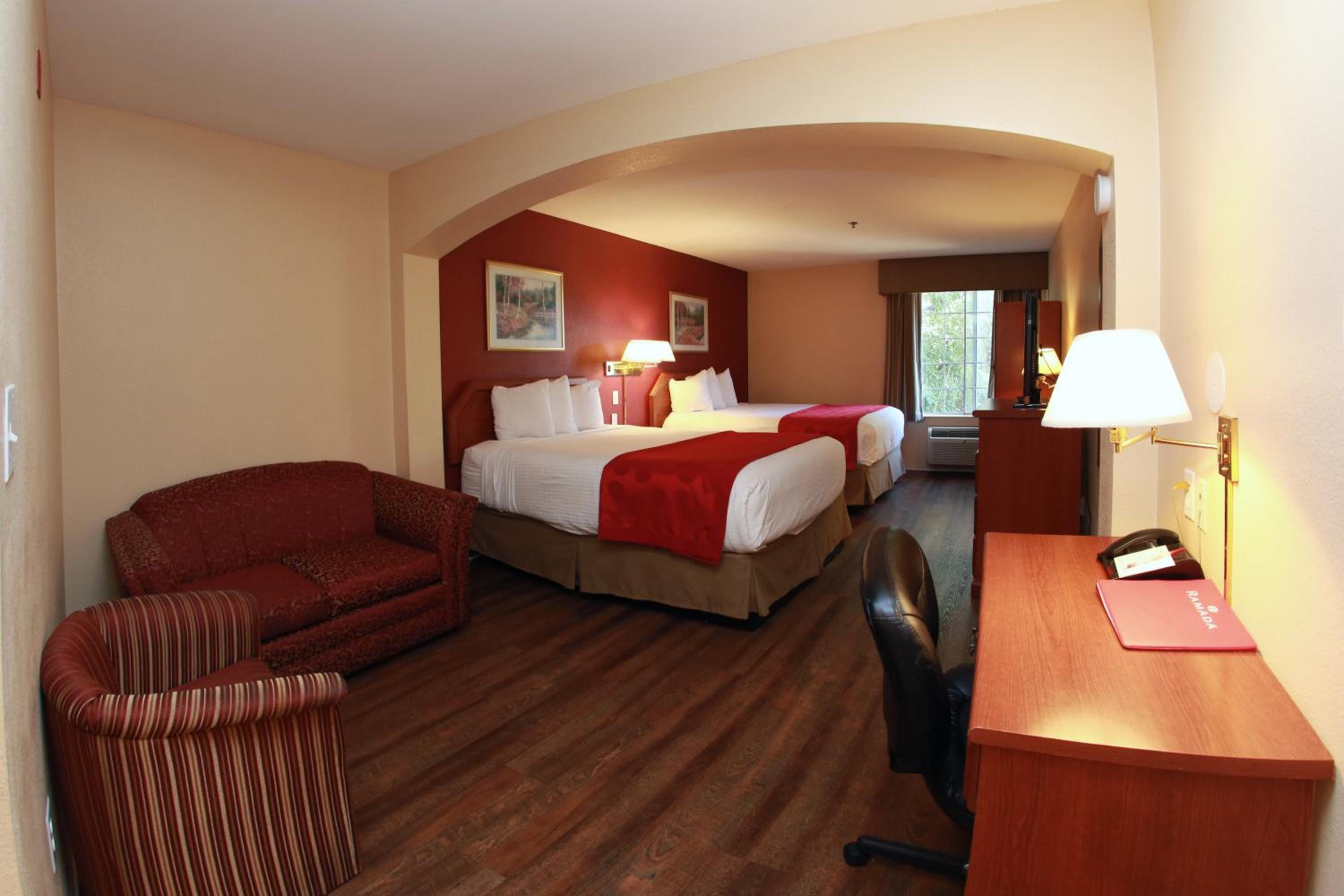 Deluxe Queen Room with Two Queen Beds - Non-Smoking - Photo 10