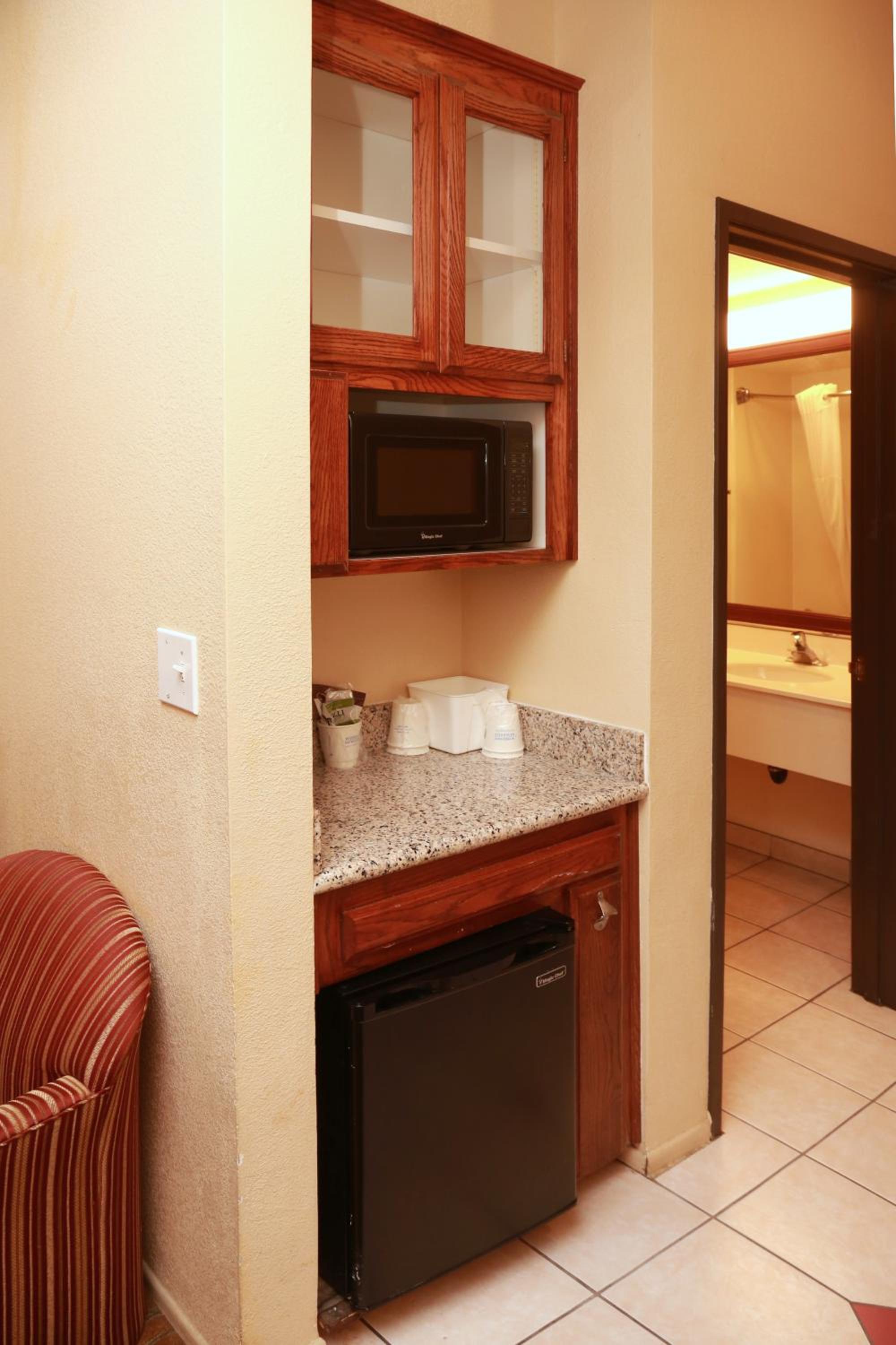Queen Room with Mobility/Hearing Access - Non-Smoking - Photo 2