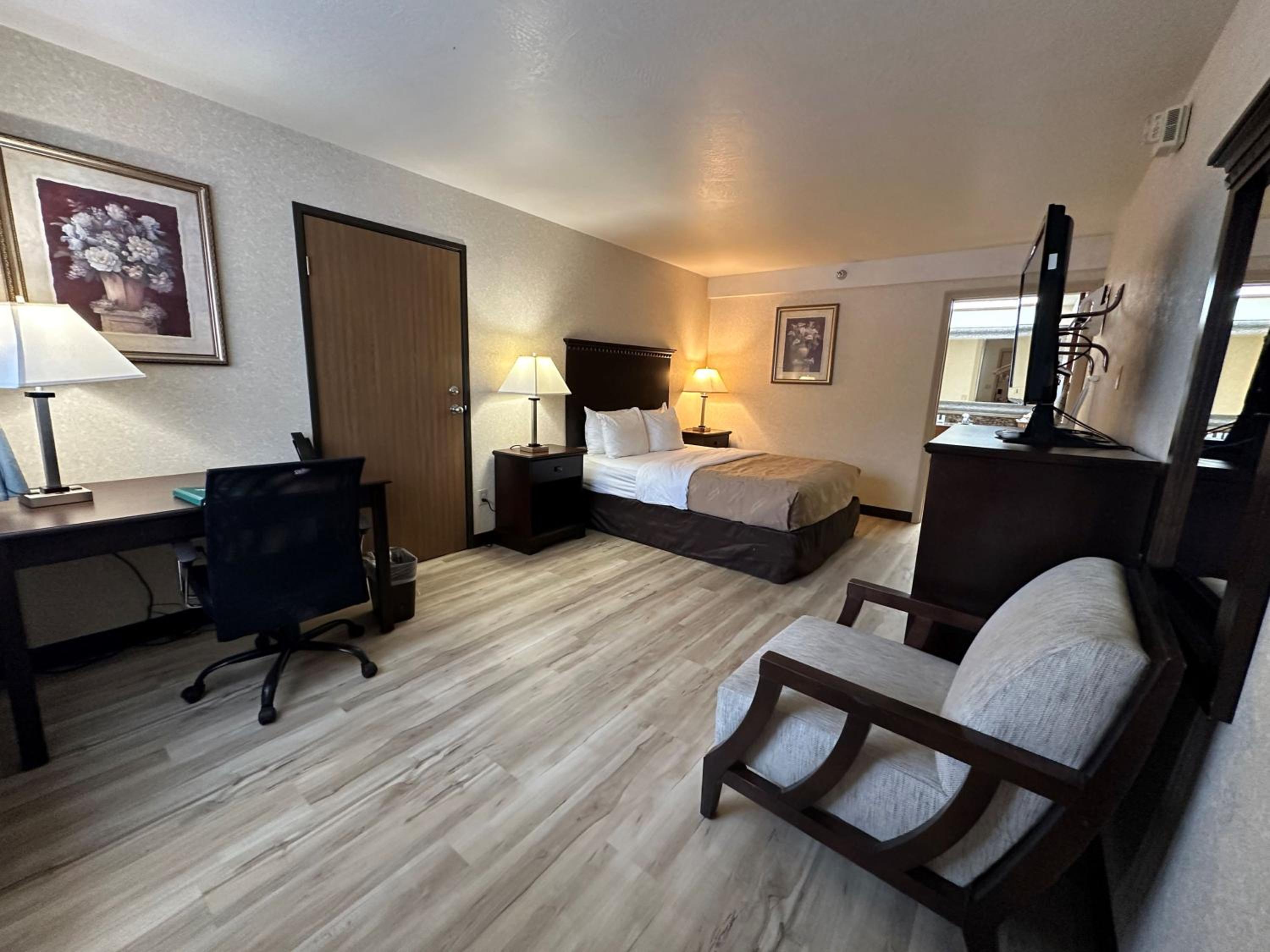 Queen Room with Mobility Access and Bathtub with Grab Bars, Non-Smoking - Photo 6