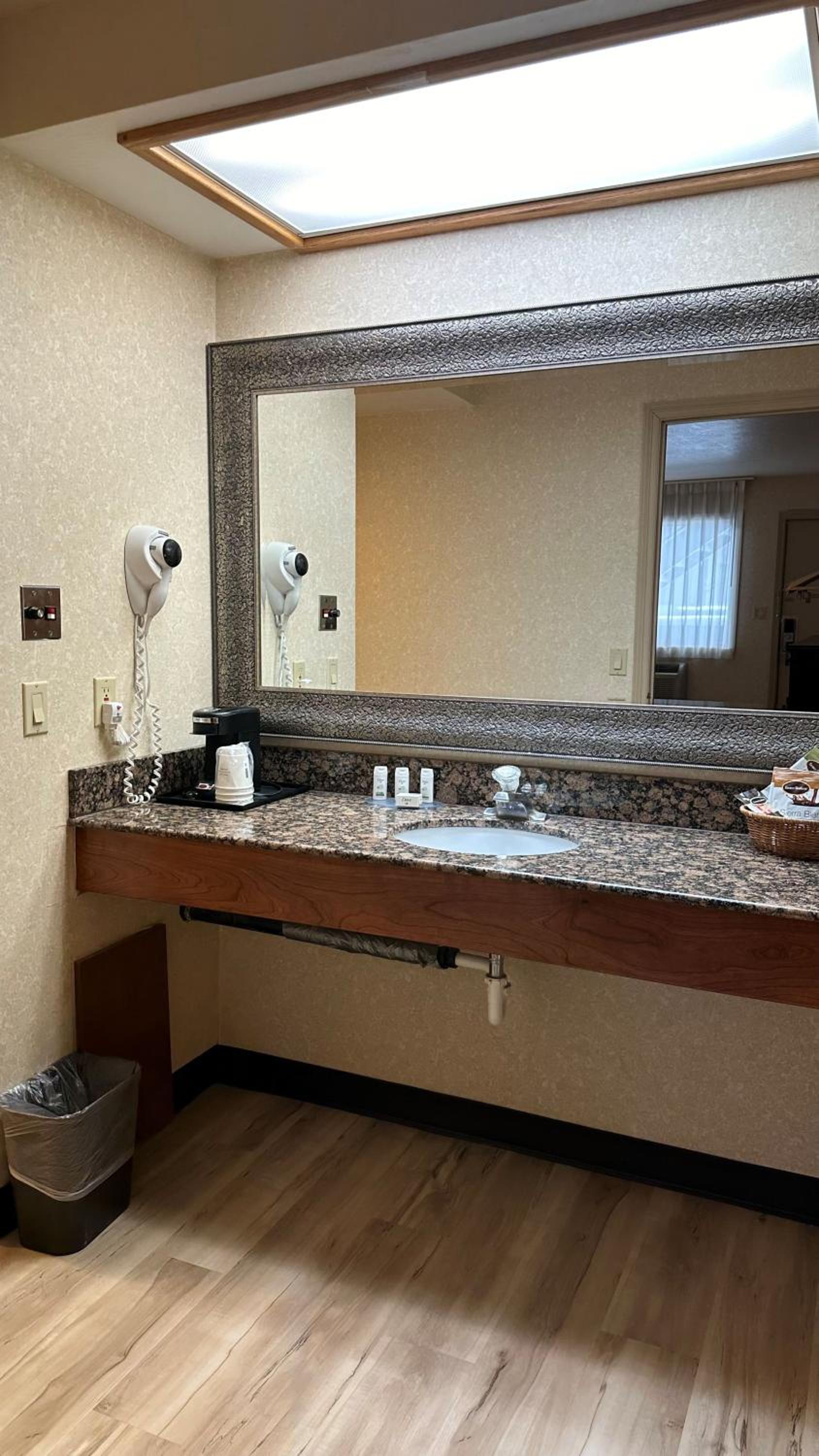 Queen Room with Mobility Access and Bathtub with Grab Bars, Non-Smoking - Photo 5