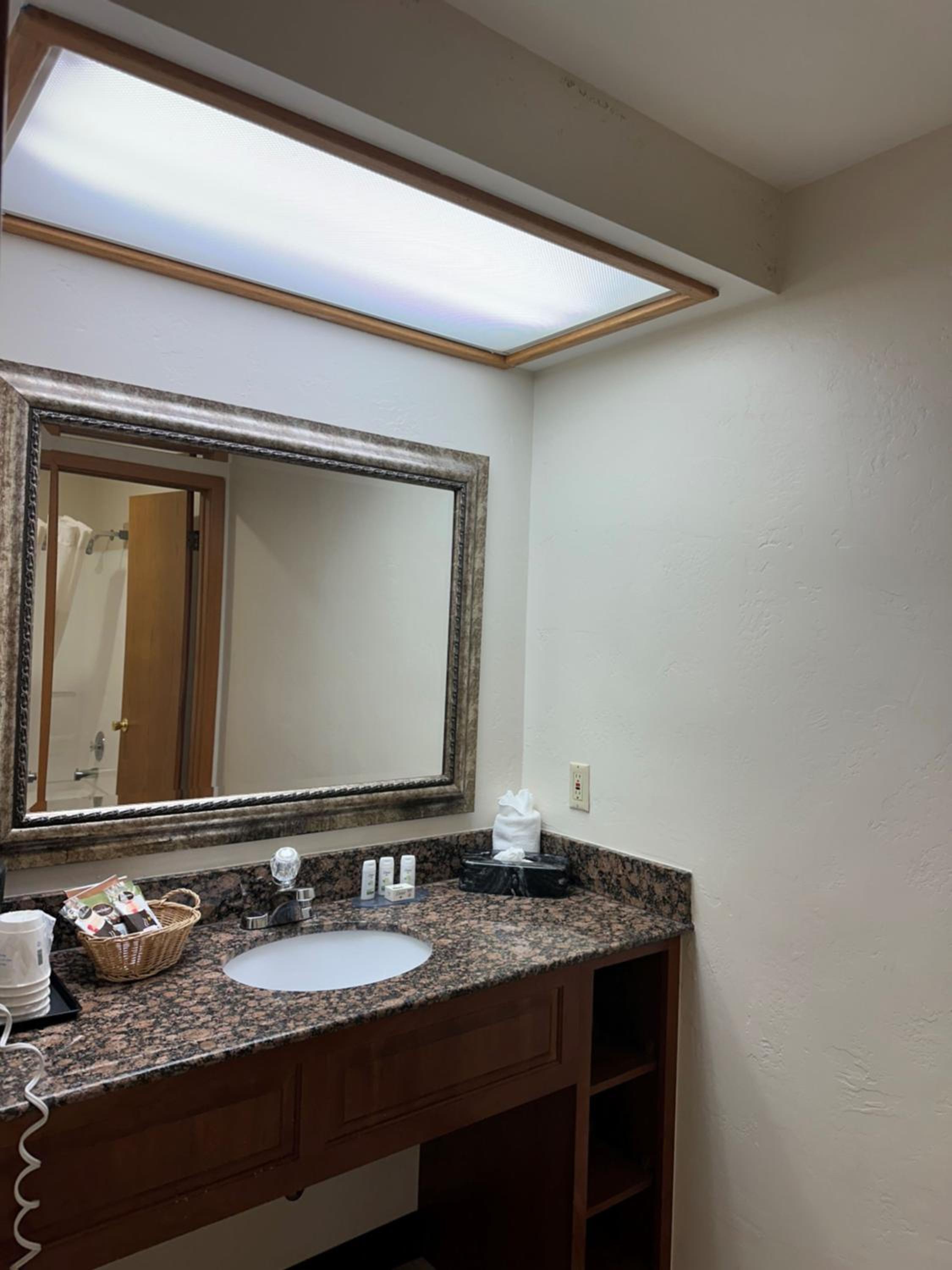 Queen Studio Suite - Non-Smoking - Photo 5