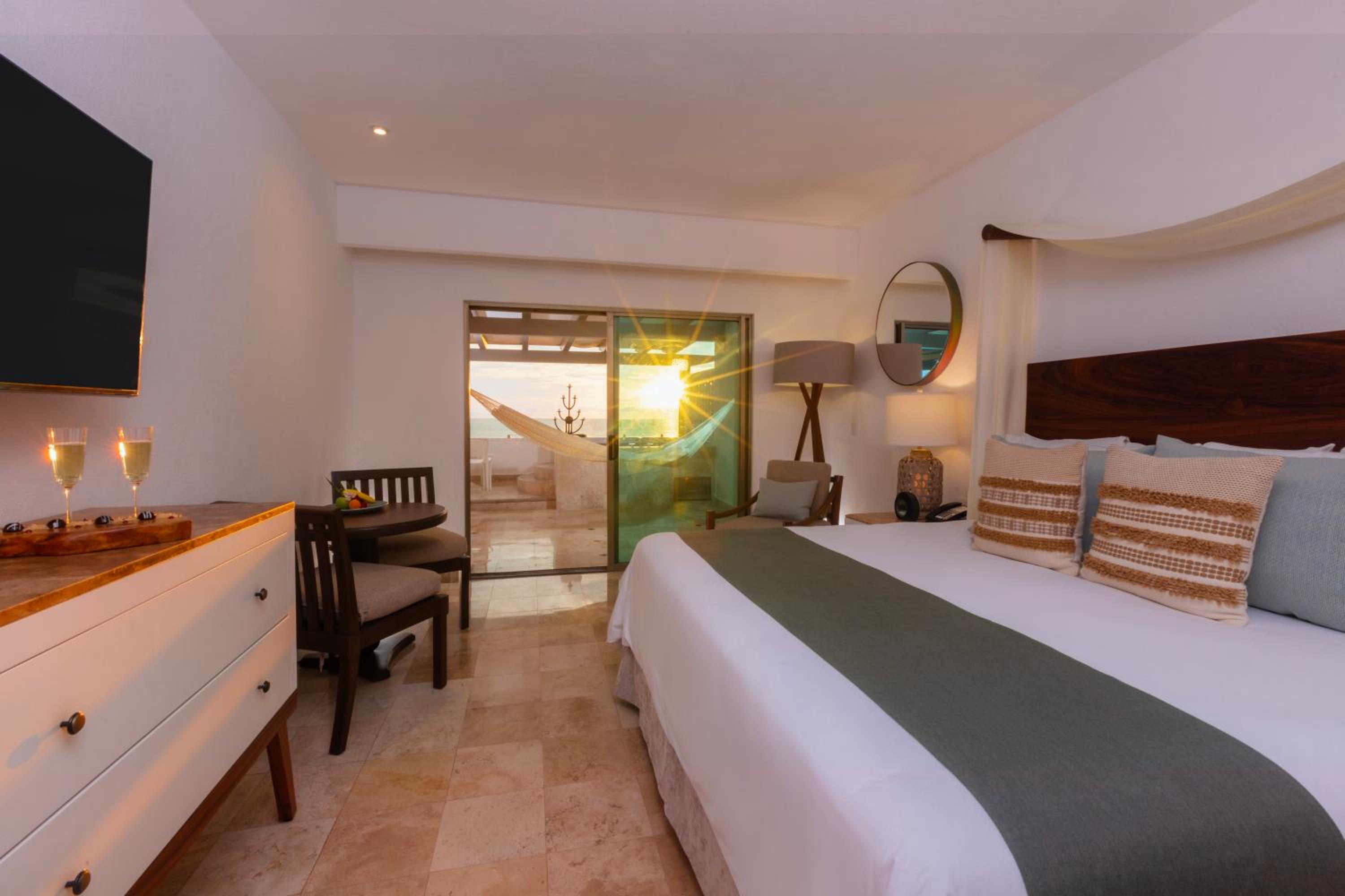 Honeymoon Suite - Photo 1