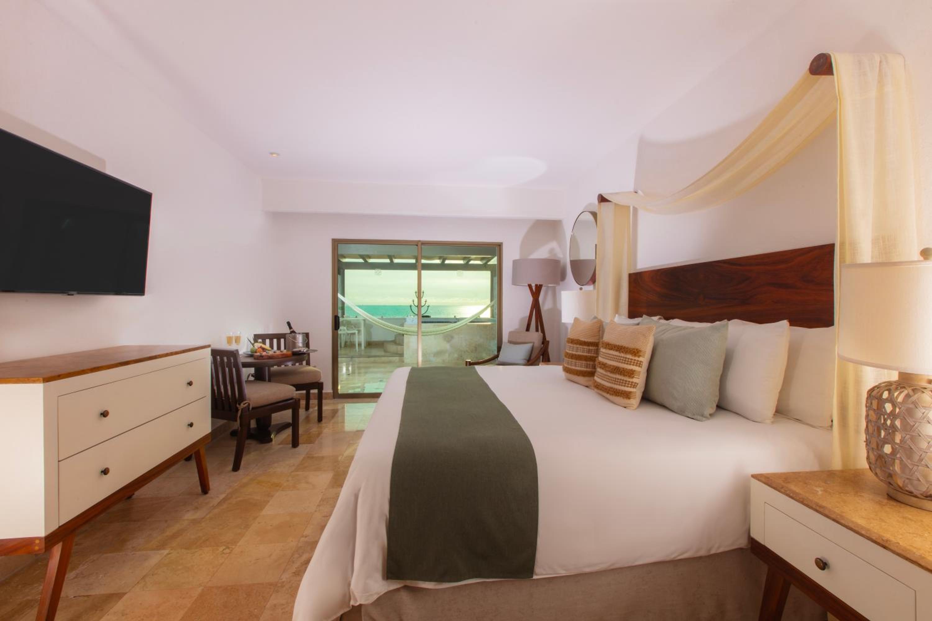 Honeymoon Suite - Photo 4