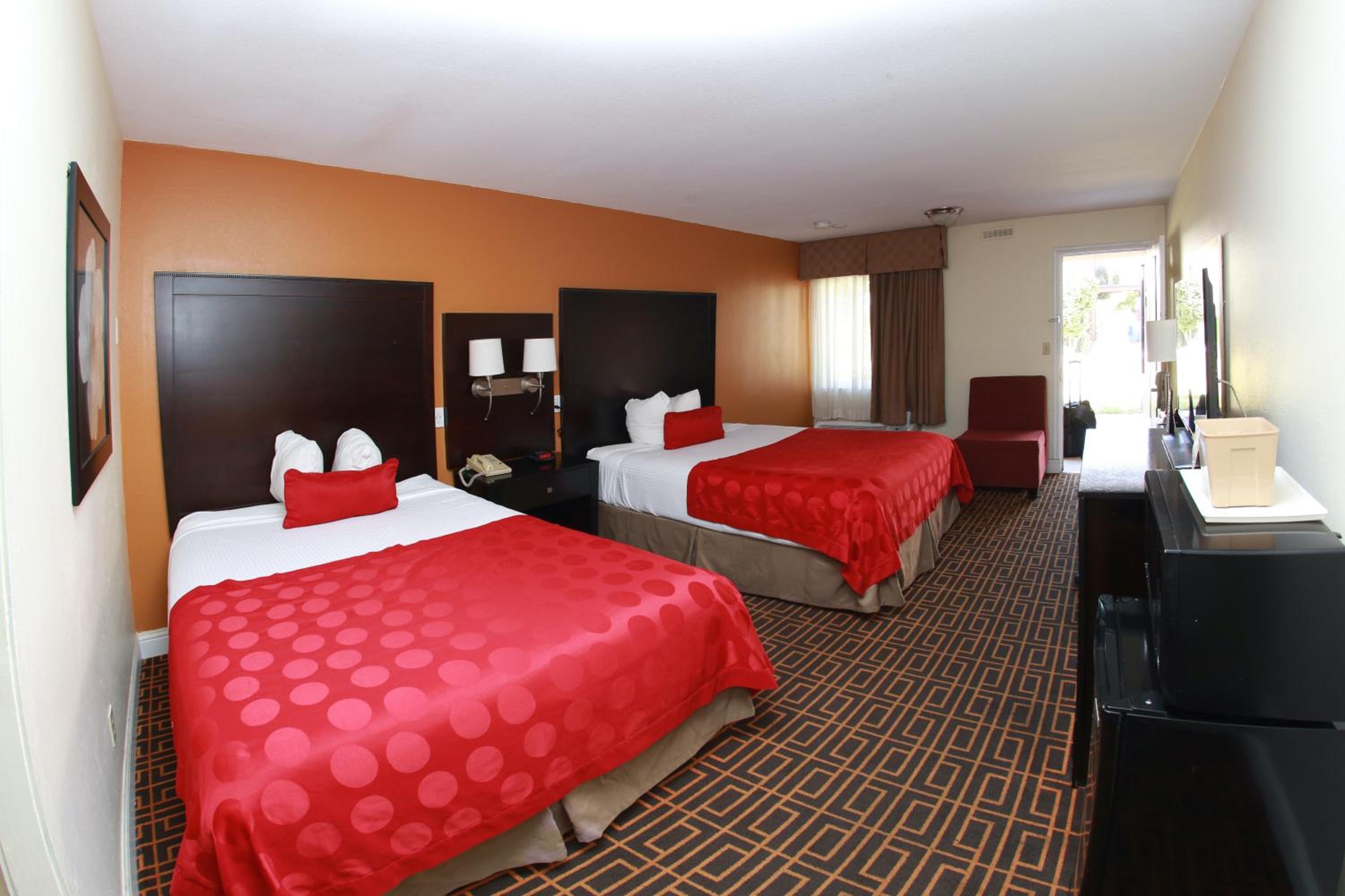 Queen Room with Two Queen Beds - Non-Smoking - Photo 1