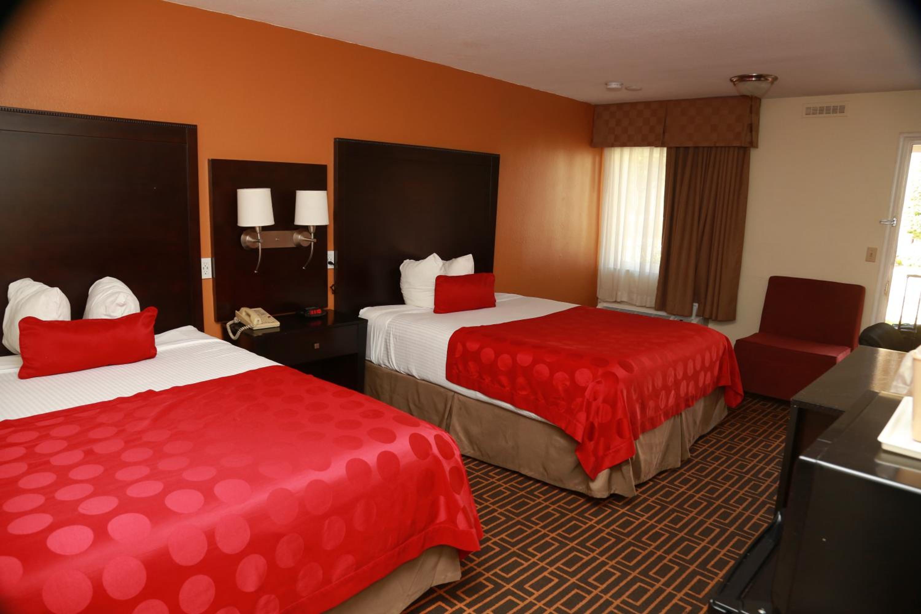 Queen Room with Two Queen Beds - Non-Smoking - Photo 4