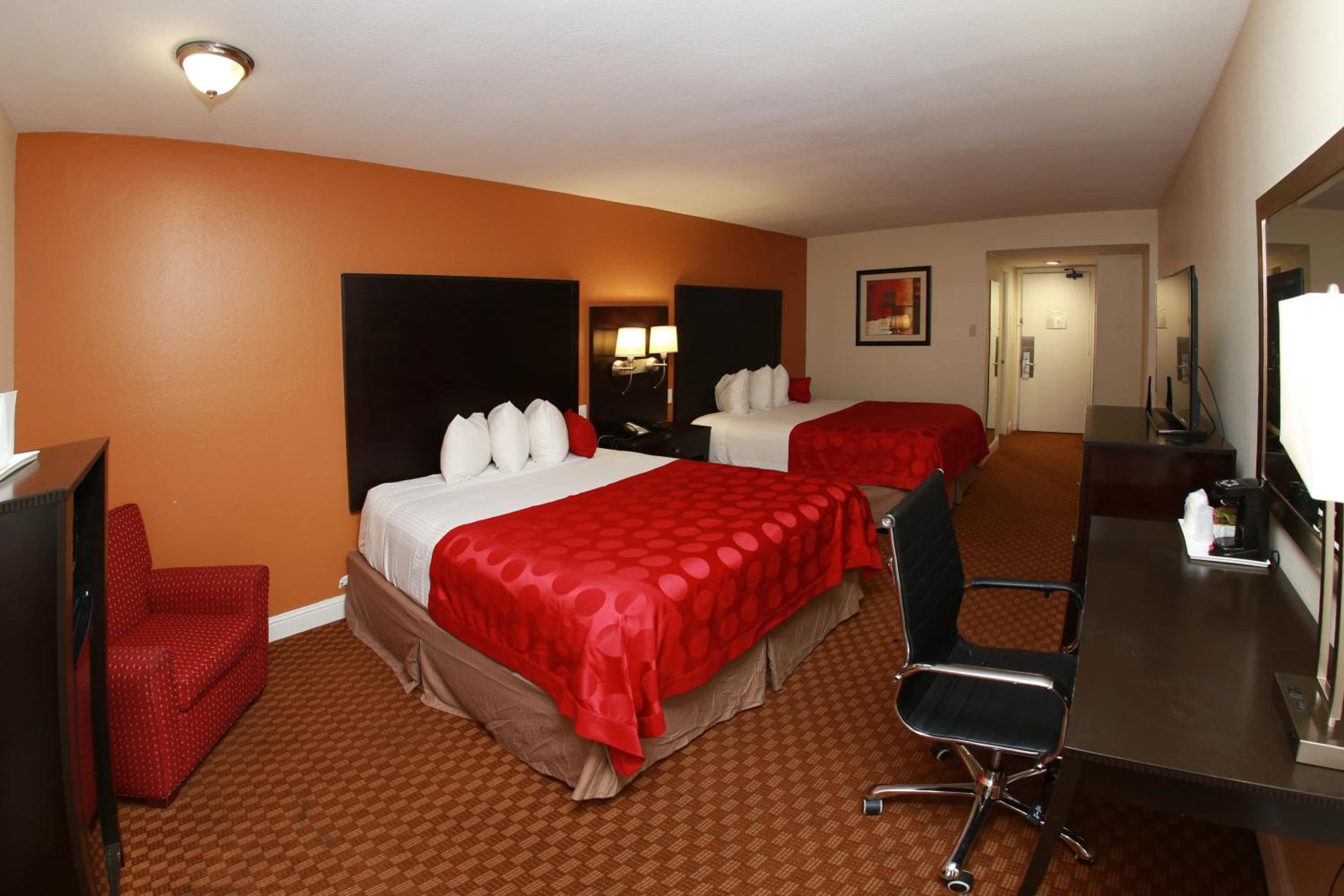 Deluxe Queen Room with Two Queen Beds - Non-Smoking - Photo 12
