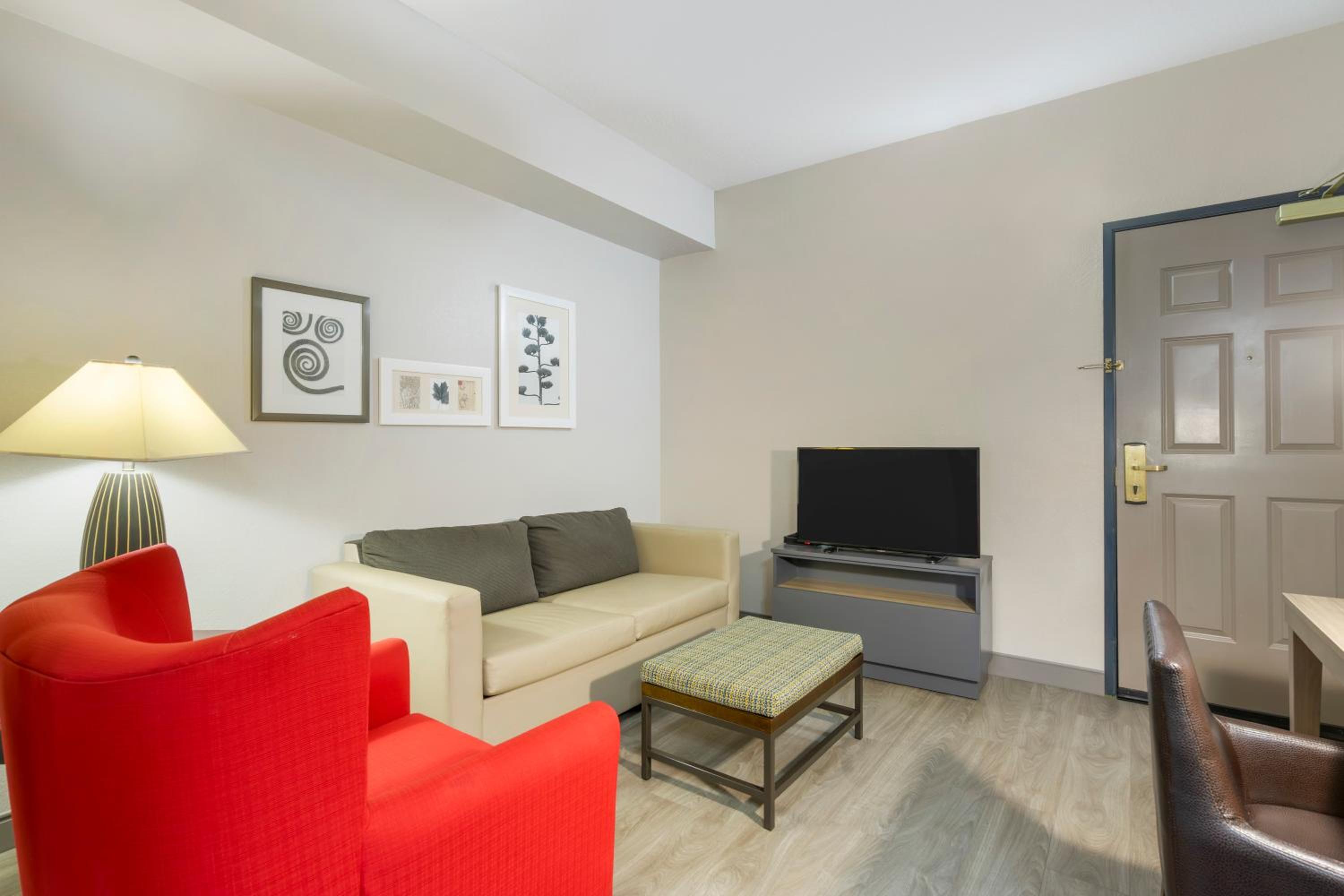 One-Bedroom King Suite with Sofa Bed - Non-Smoking - Photo 2