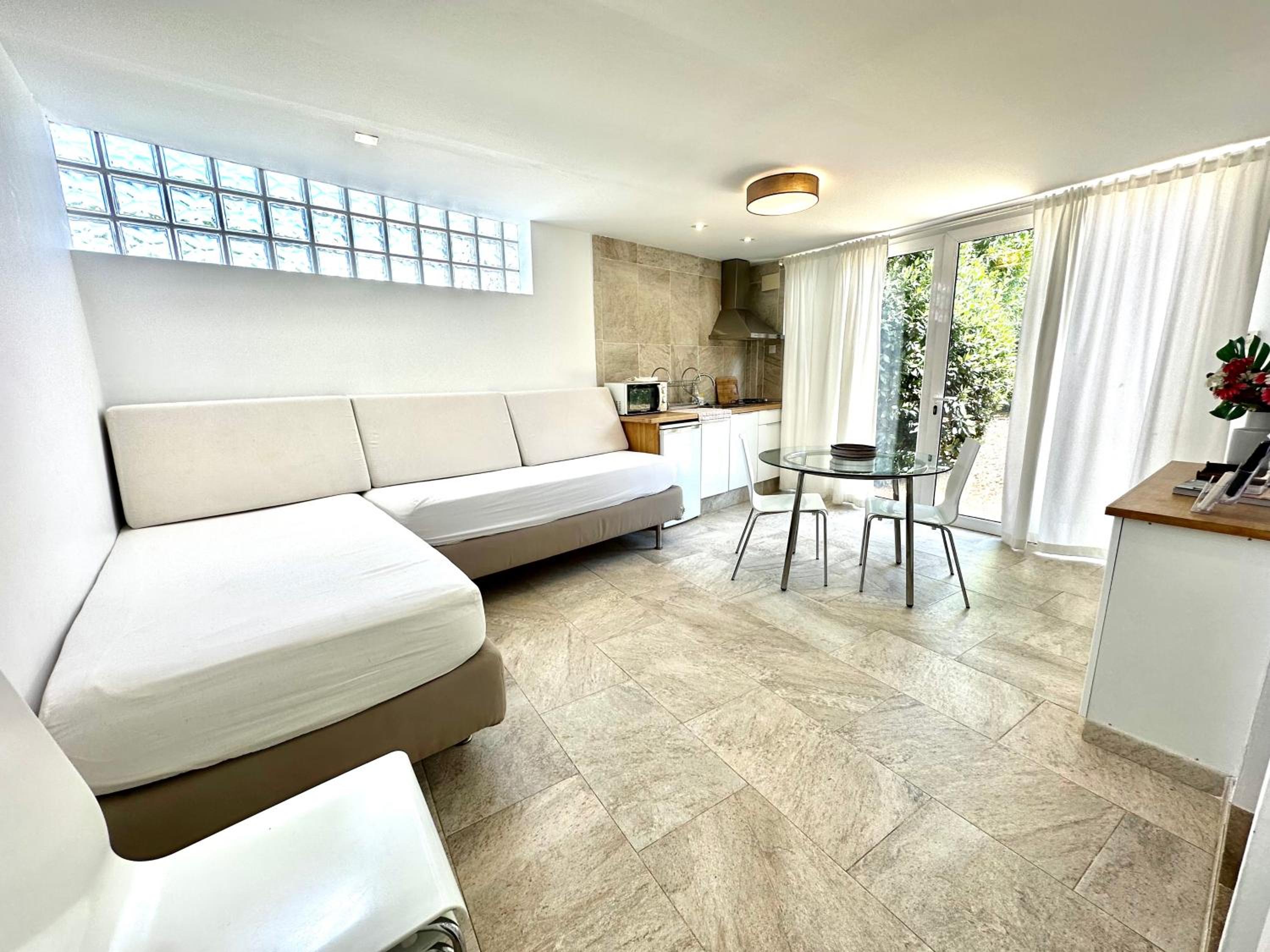 One-Bedroom Apartment with Pool