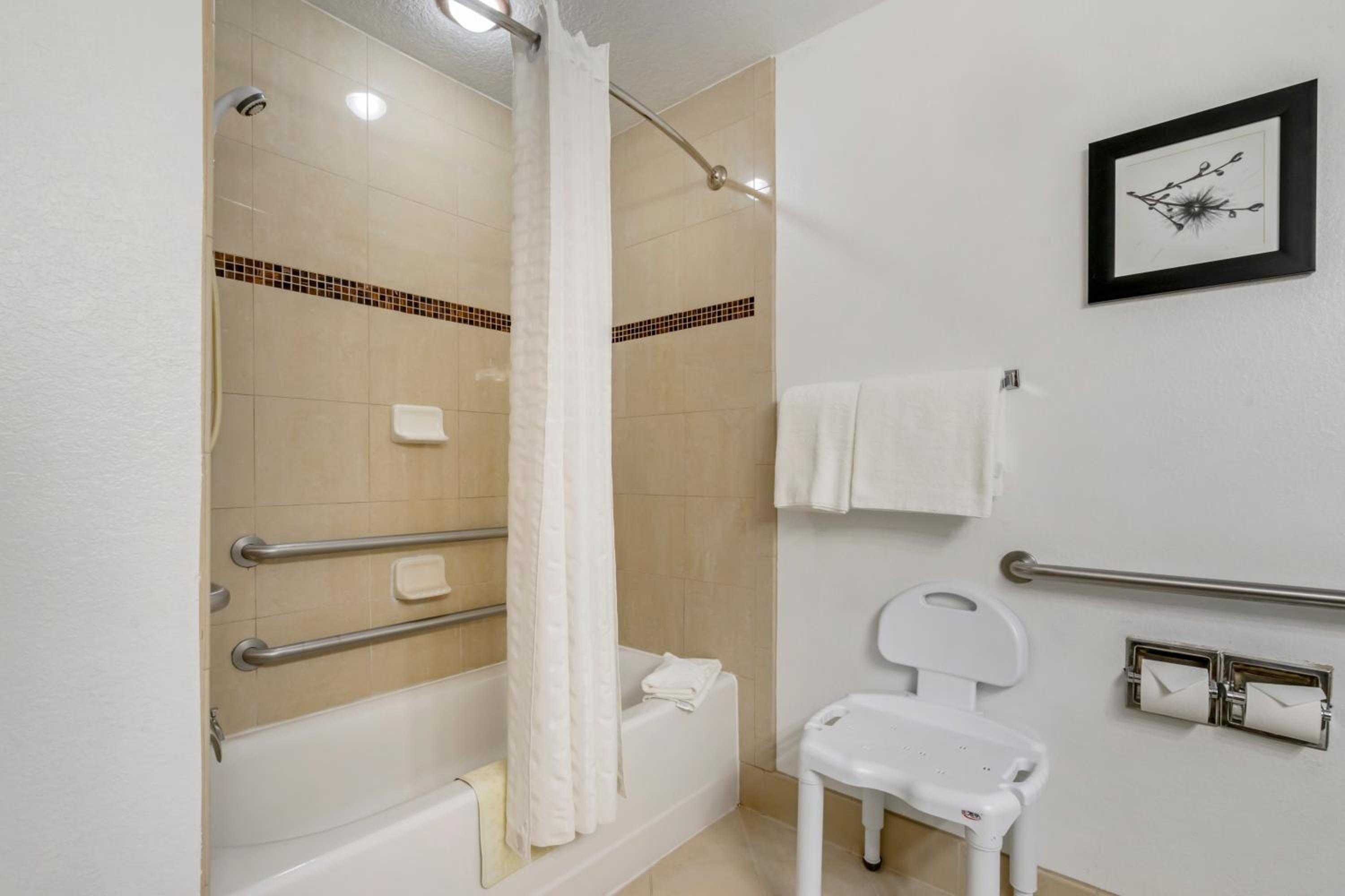 Queen Room with Two Queen Beds - Disability Access/Non-Smoking - Photo 4