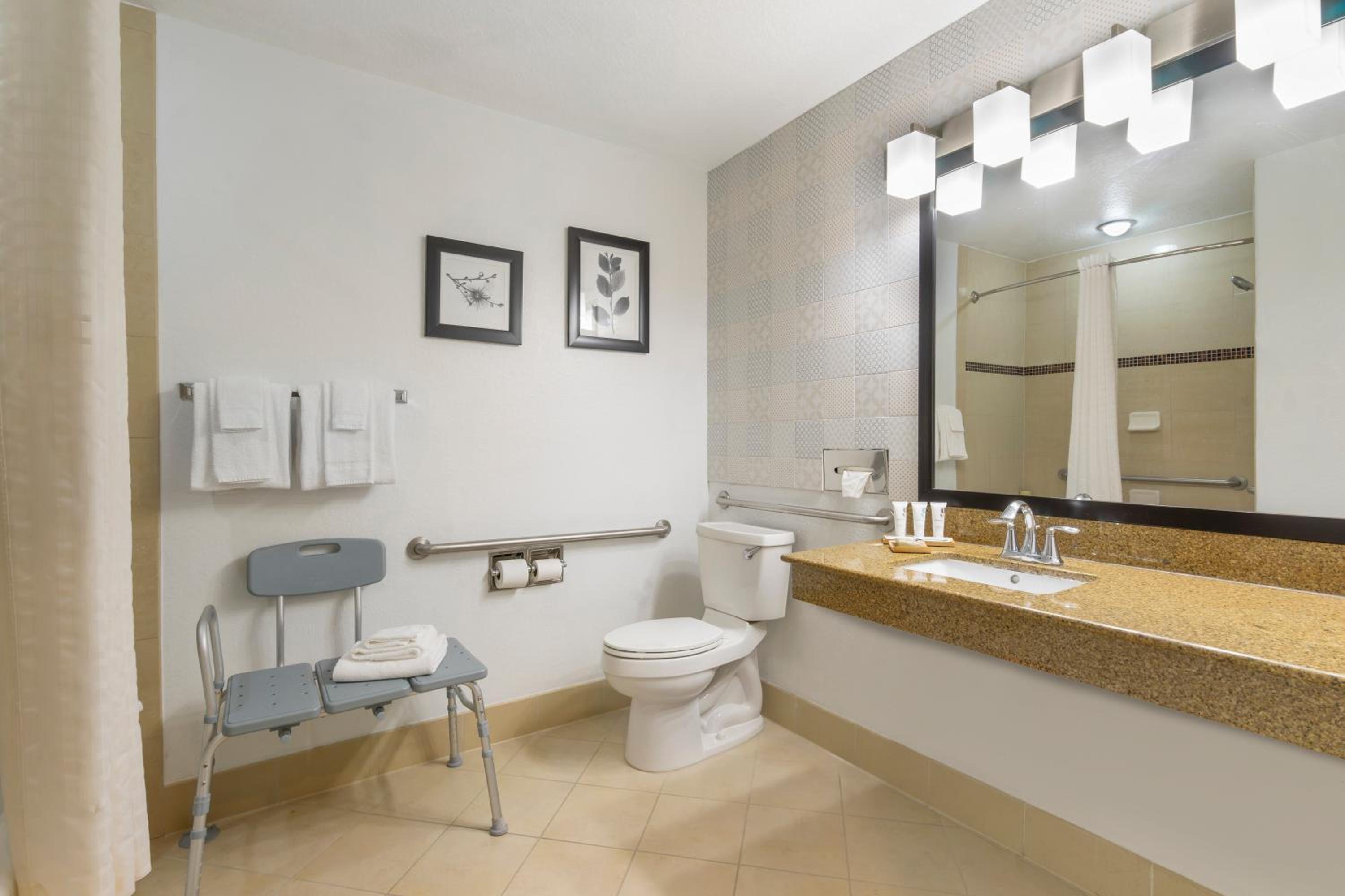Queen Room with Two Queen Beds - Disability Access/Non-Smoking - Photo 2