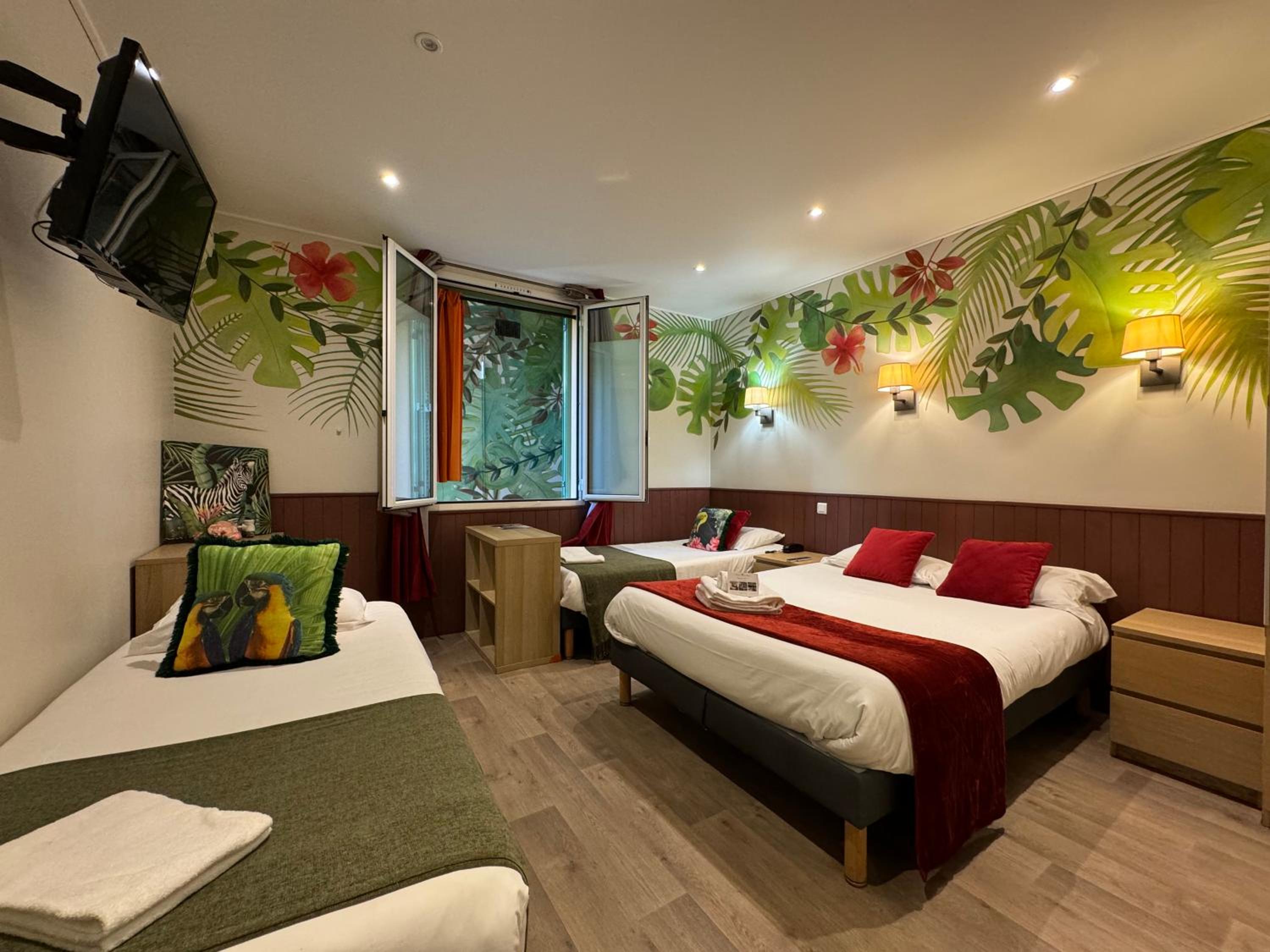 Classic Quadruple Room with window overlooking a painted wall photo 1