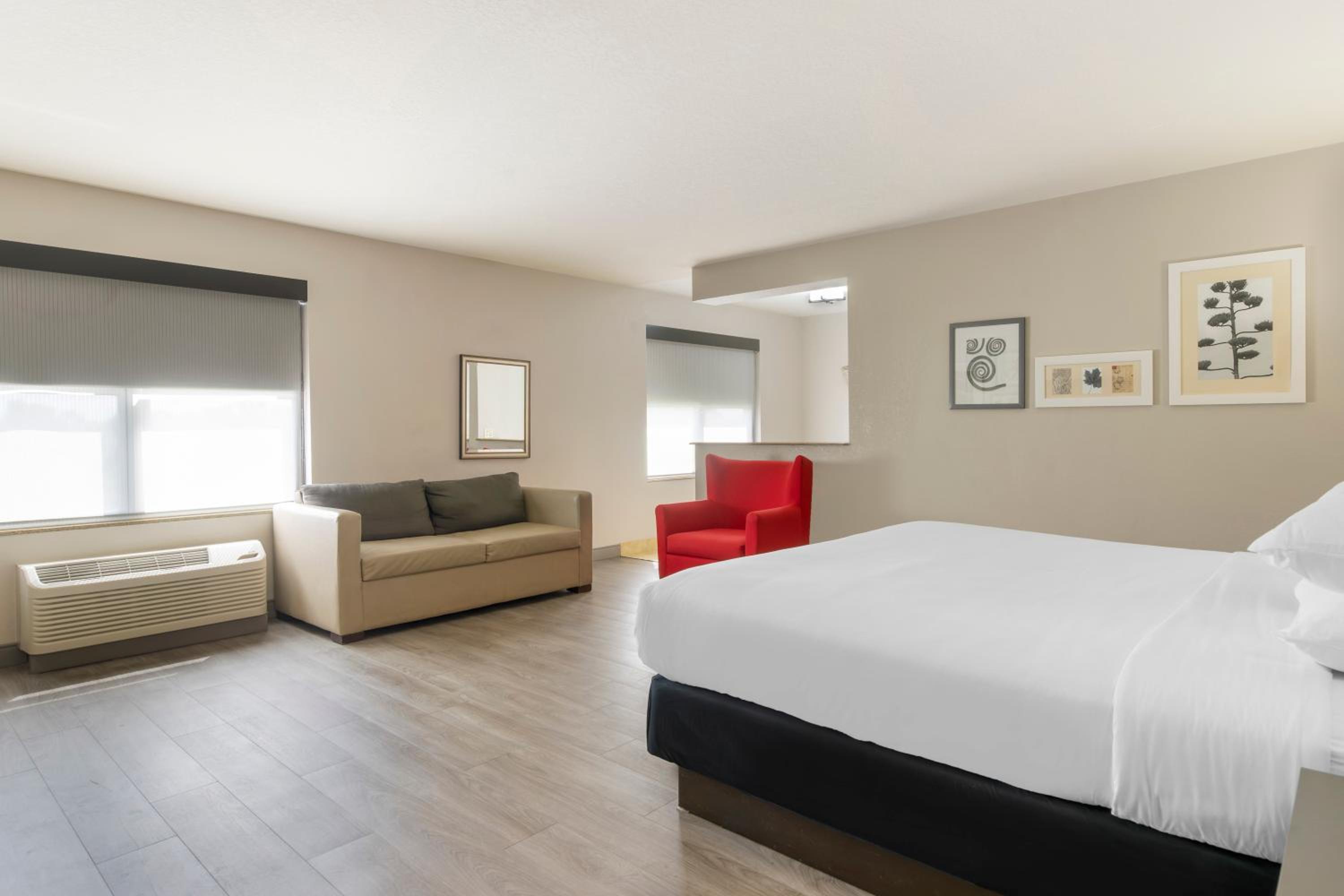 King Suite with Whirlpool - Non-smoking - Photo 1