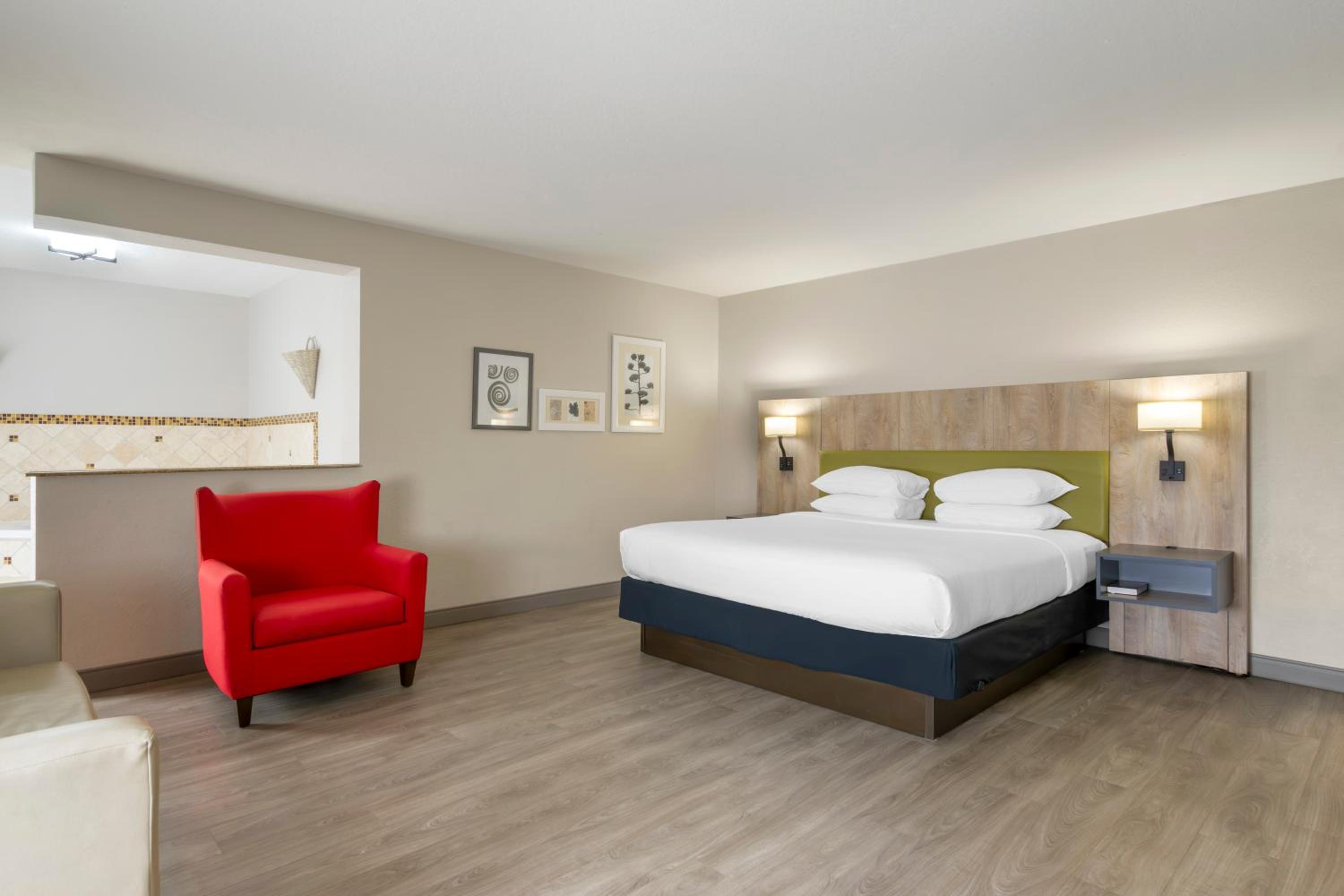 King Suite with Whirlpool - Non-smoking - Photo 2