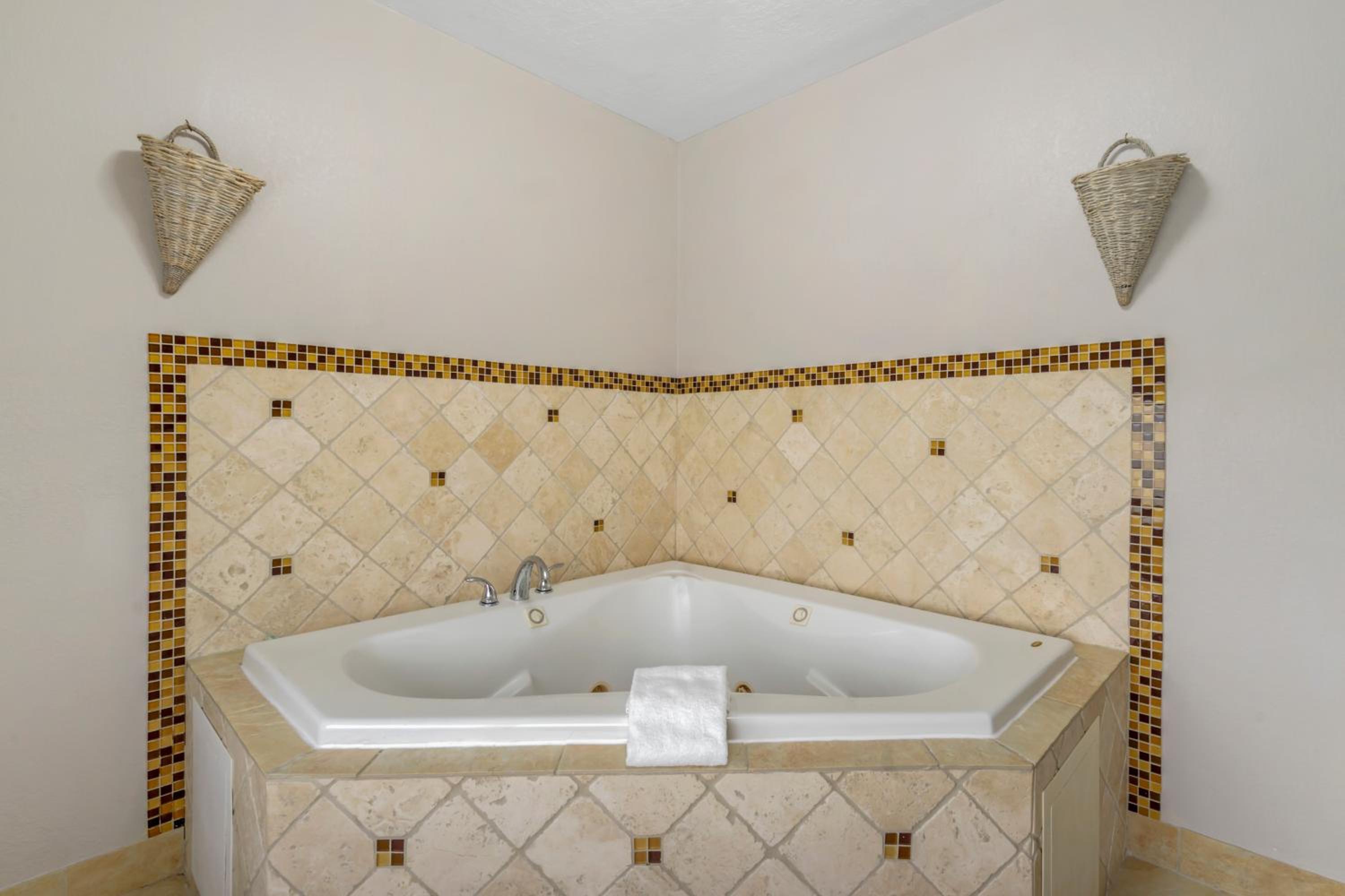 King Suite with Whirlpool - Non-smoking - Photo 4