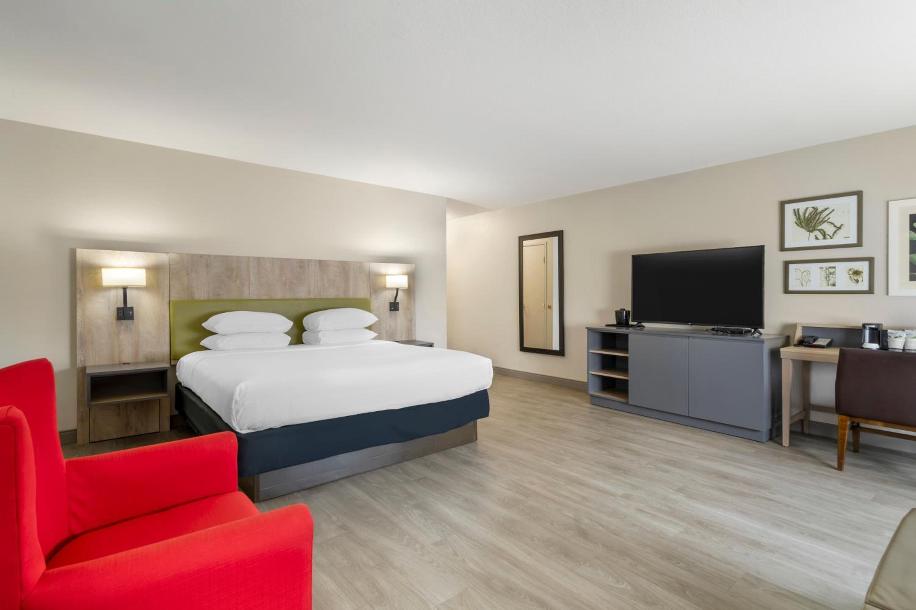 King Suite with Whirlpool - Non-smoking - Photo 5
