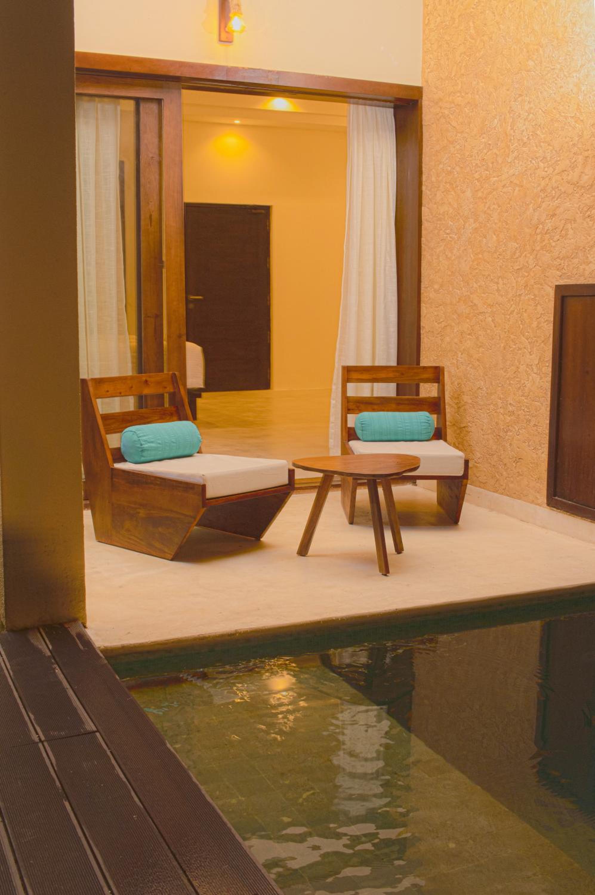Superior King Room with Pool View - Photo 6