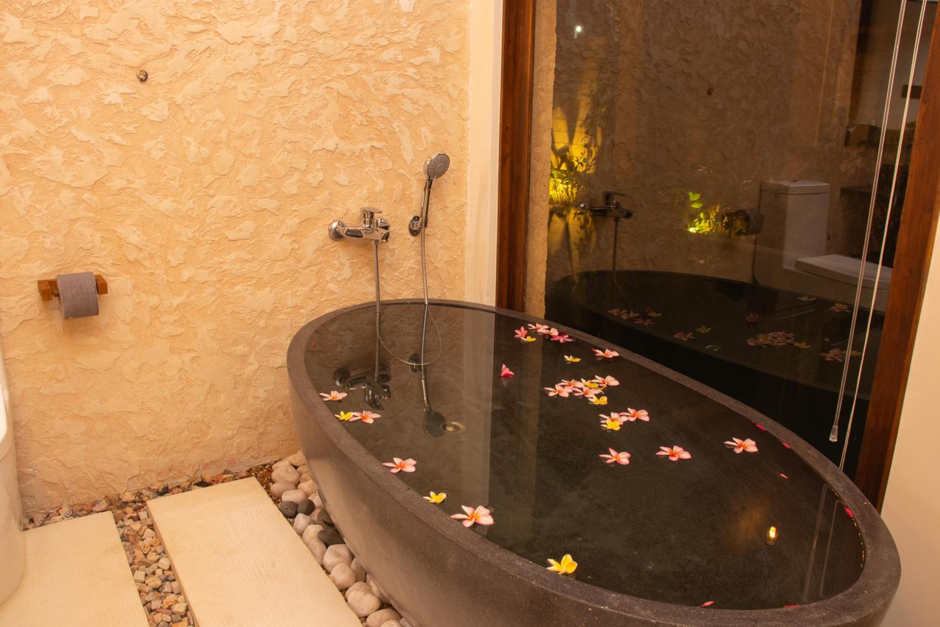 Superior King Room with Pool View - Photo 7
