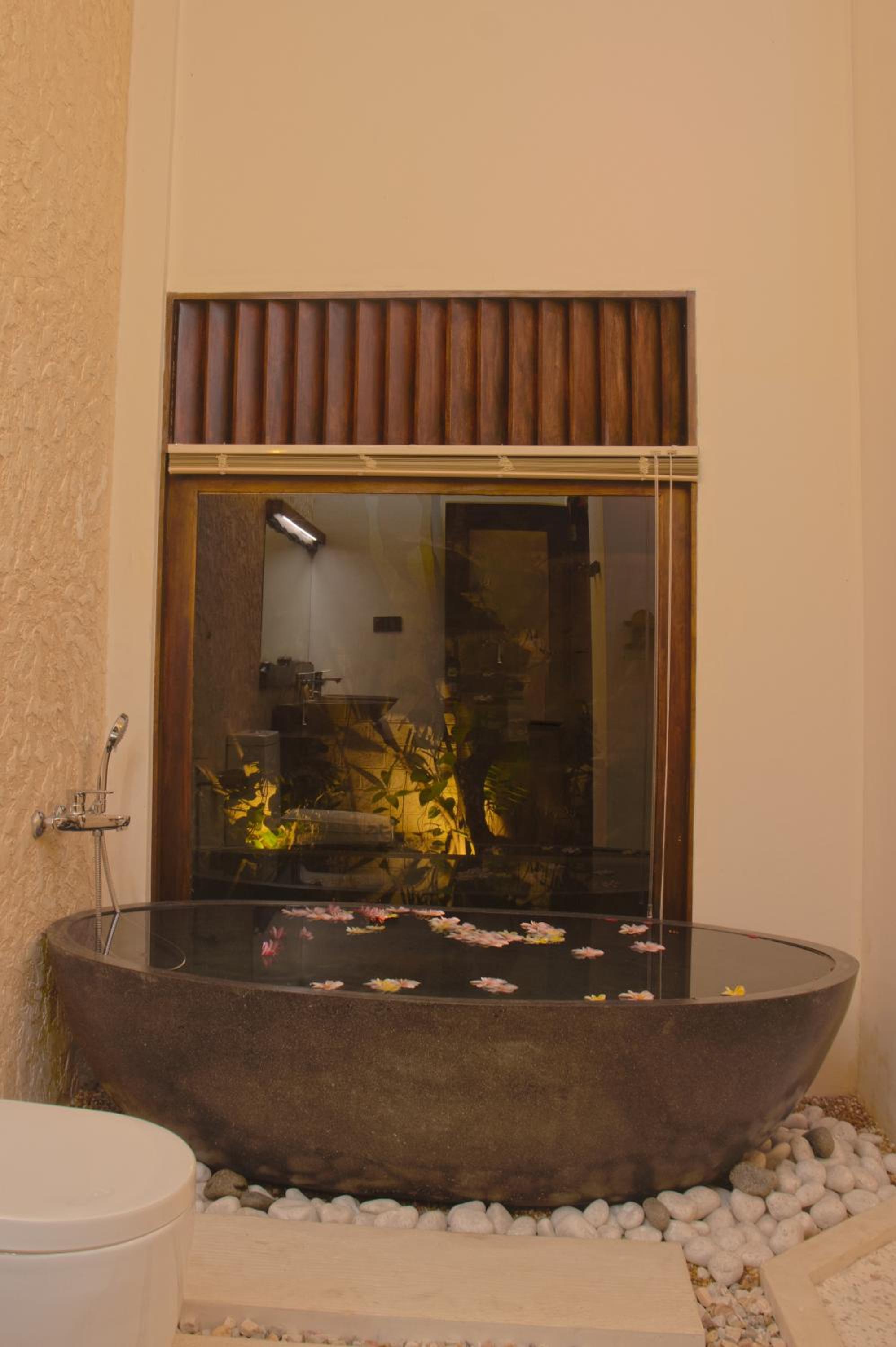 Superior King Room with Pool View - Photo 10