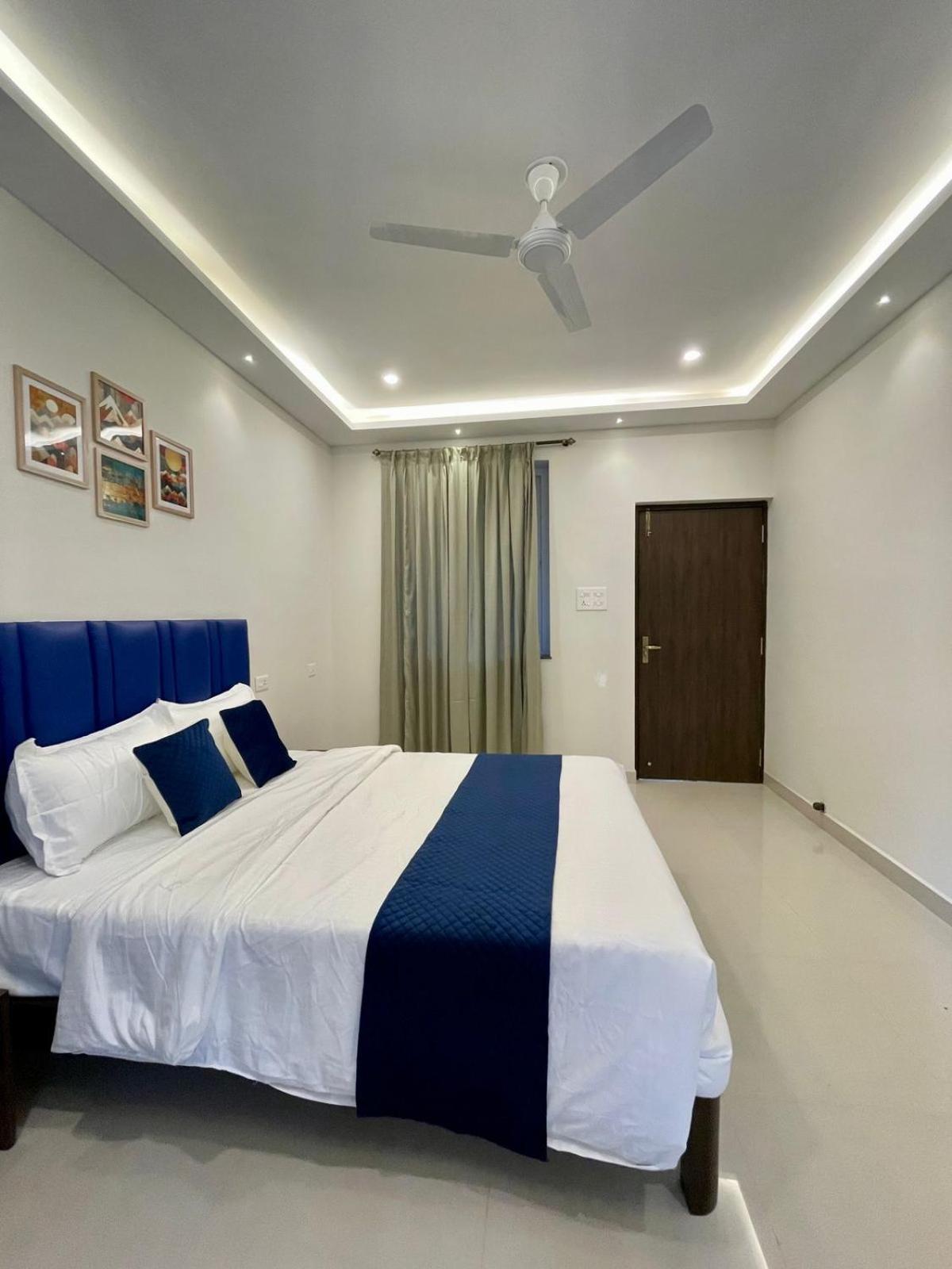 Deluxe Double Room with Balcony photo 3