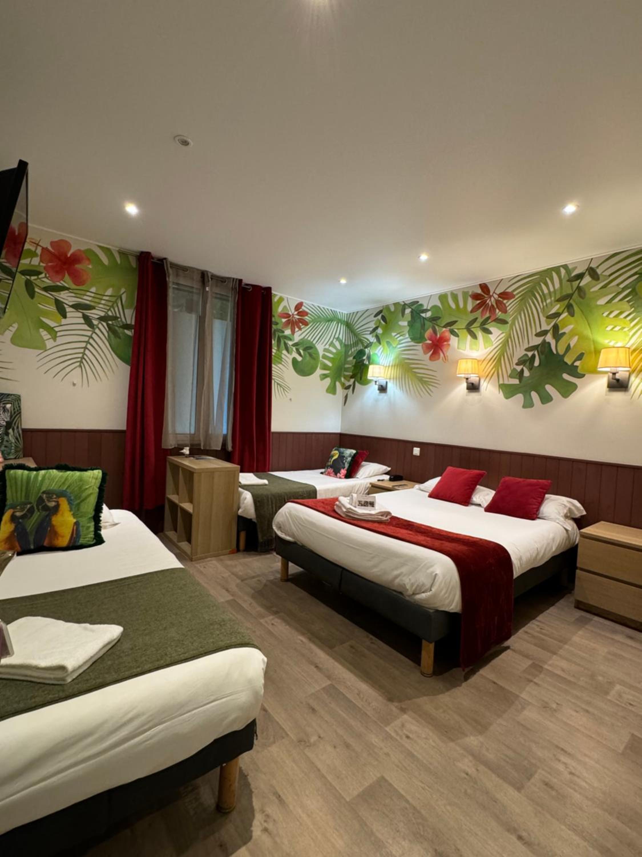 Classic Quadruple Room with window overlooking a painted wall photo 3