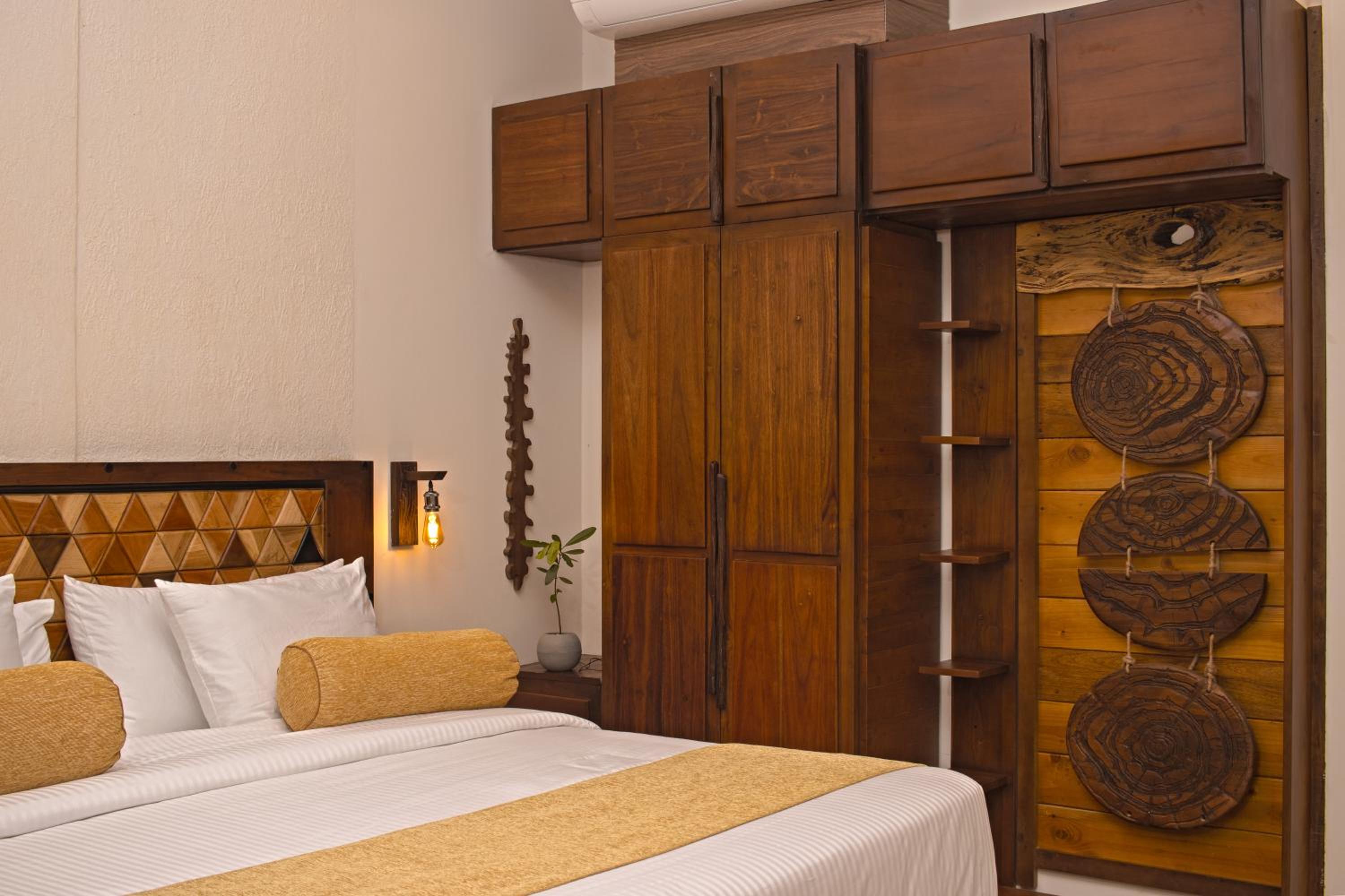 Deluxe King Room with Pool View  - Photo 7
