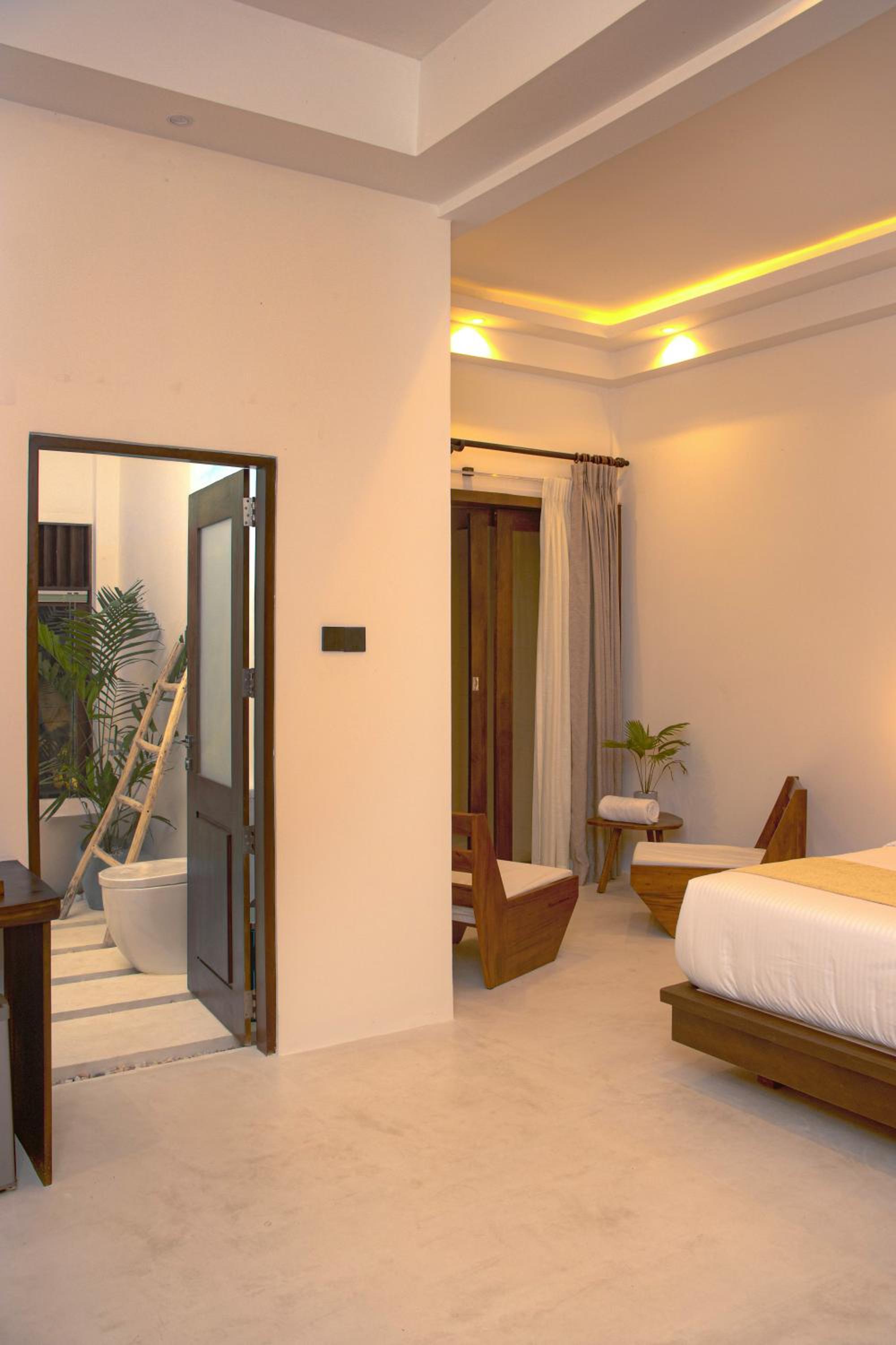 Deluxe King Room with Pool View  - Photo 6
