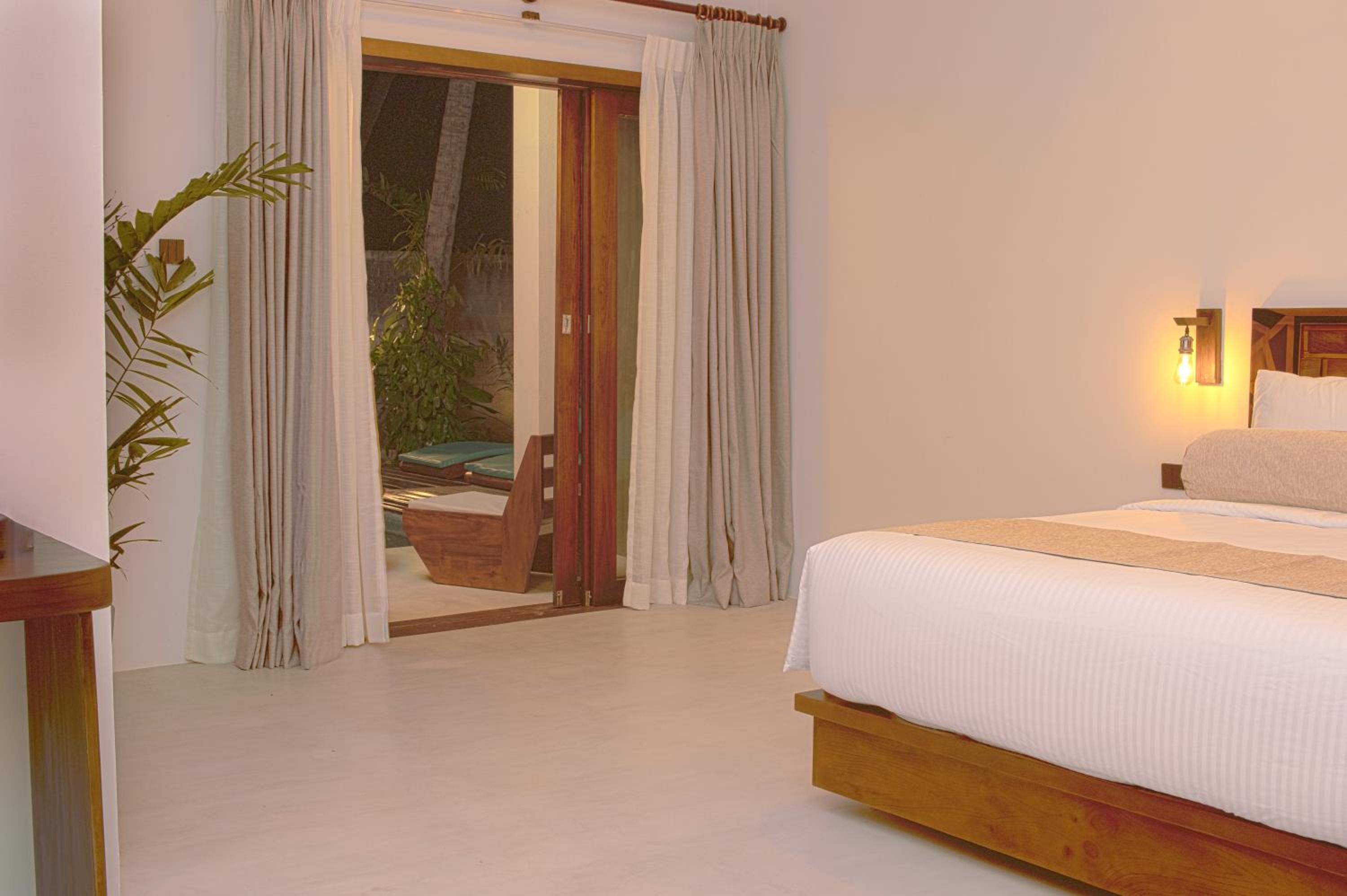 Deluxe King Room with Pool View  - Photo 4