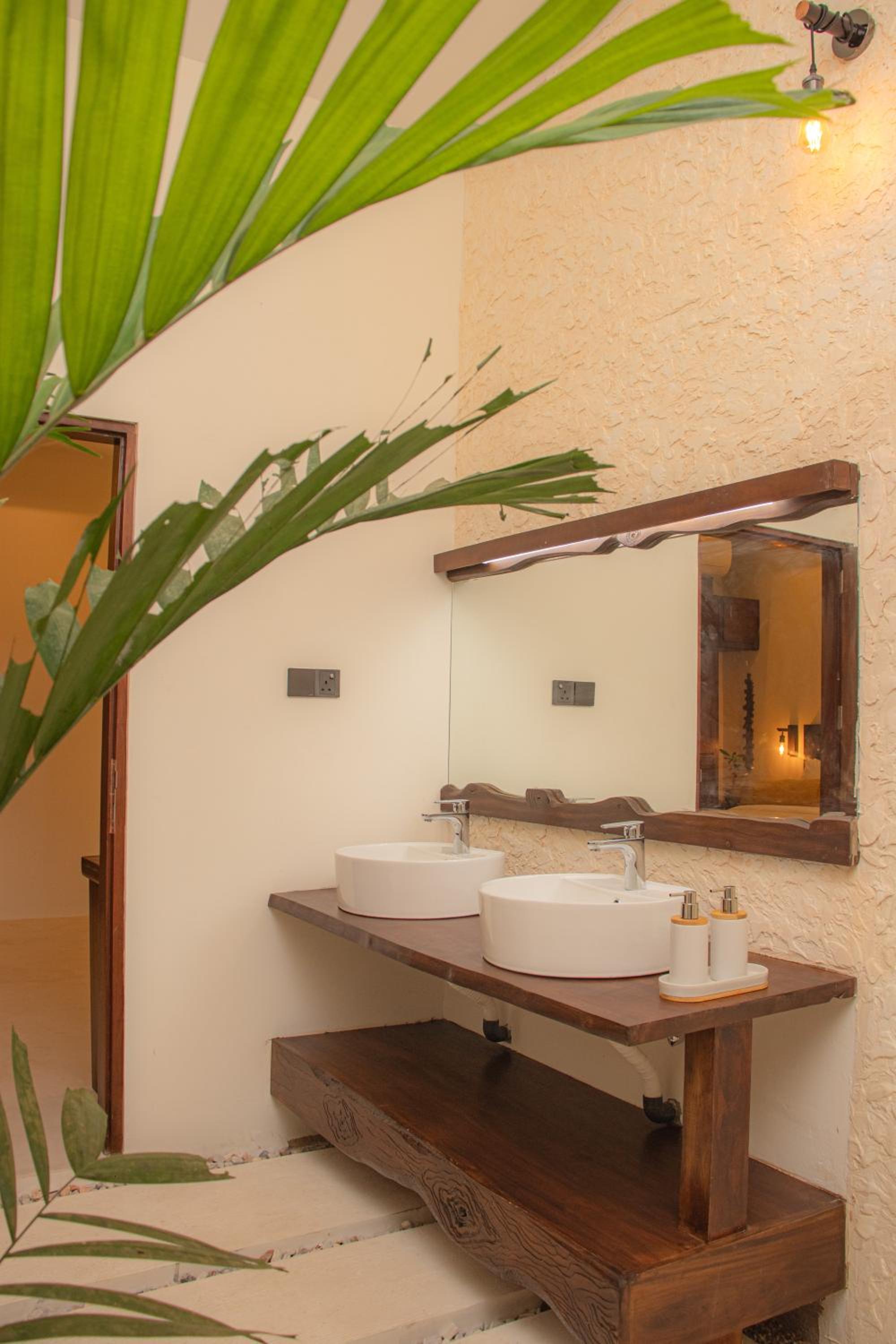 Deluxe King Room with Pool View  - Photo 10