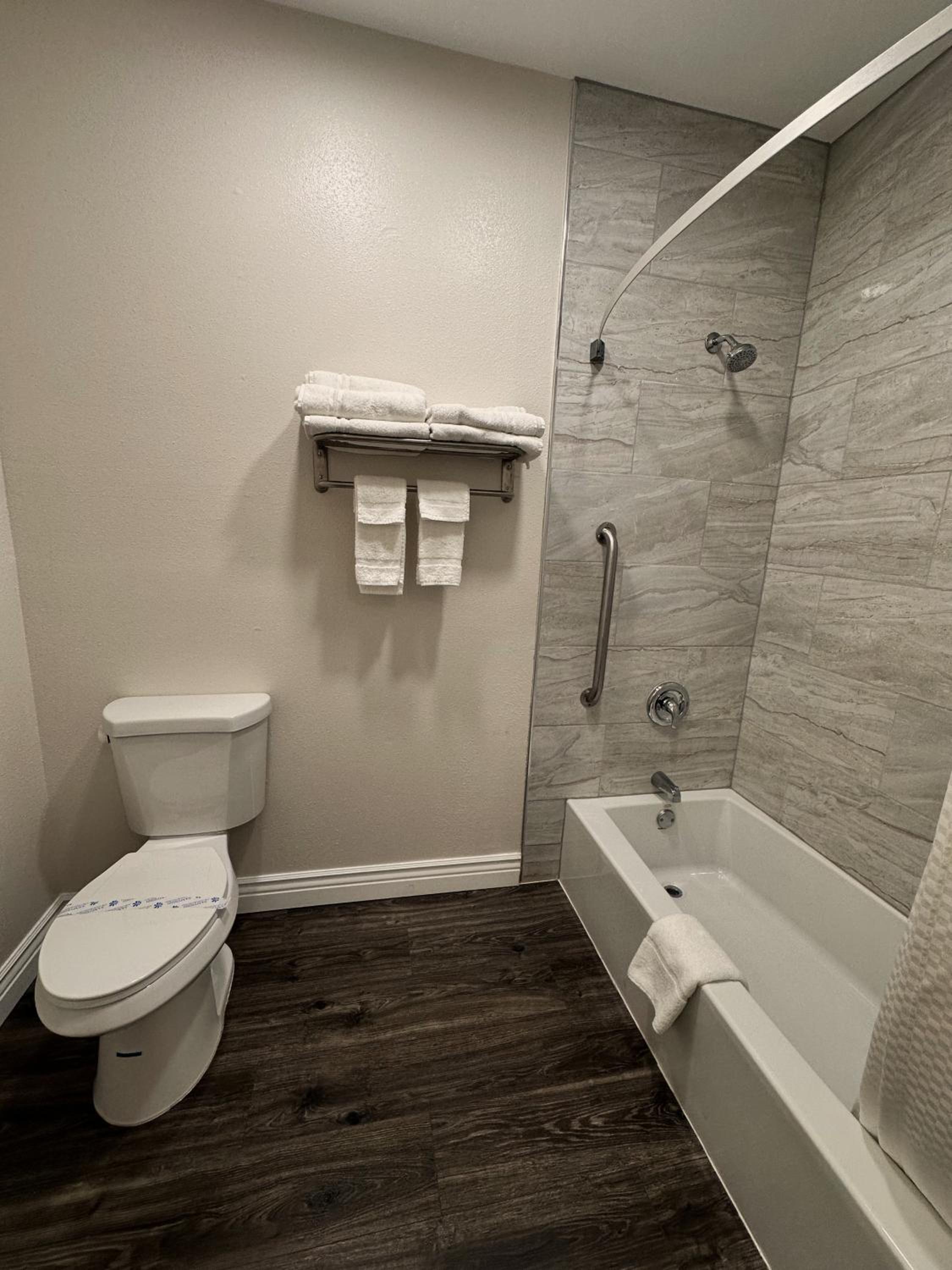 King Room - Non-Smoking - Photo 5