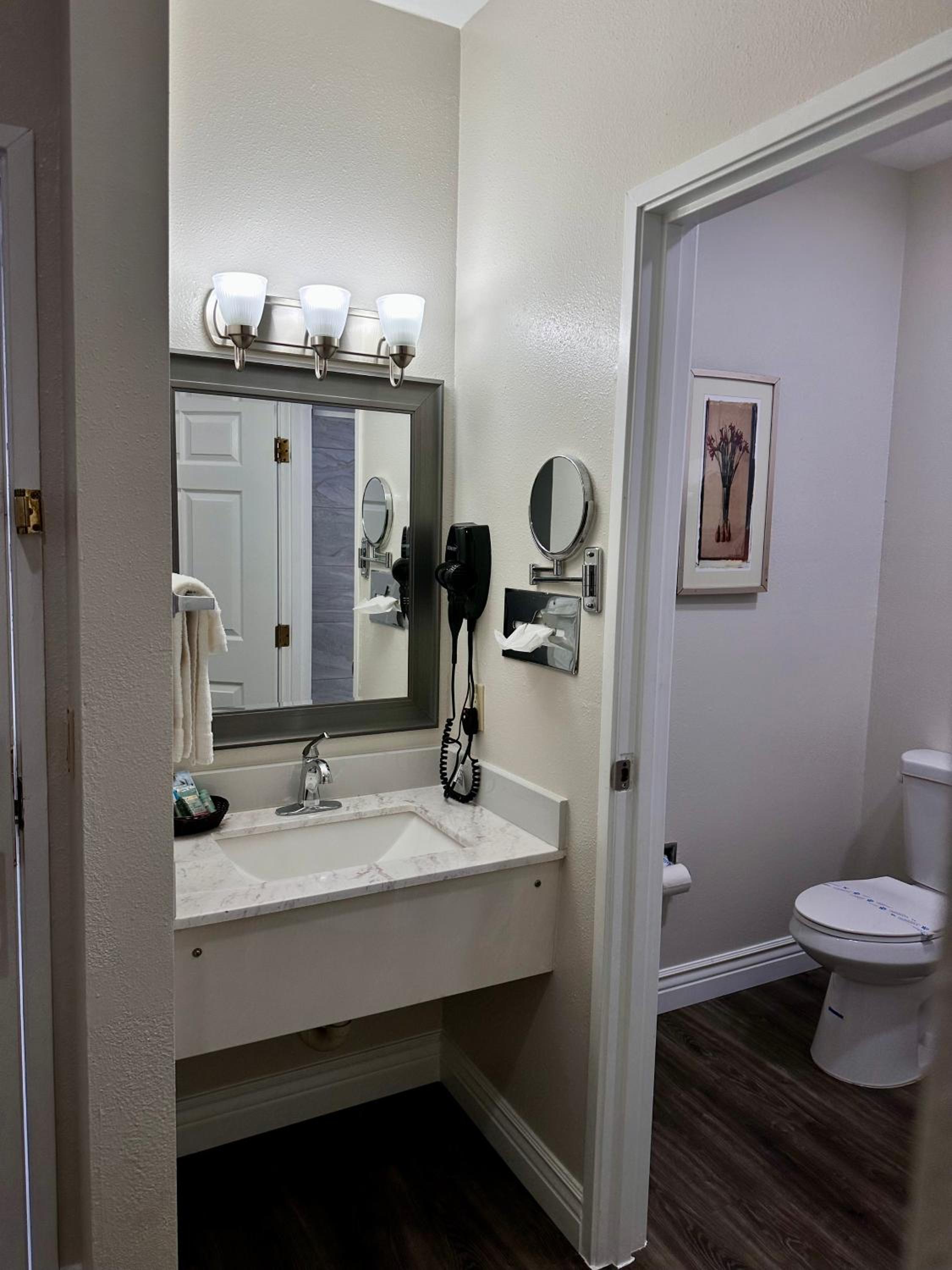 King Room - Non-Smoking - Photo 6