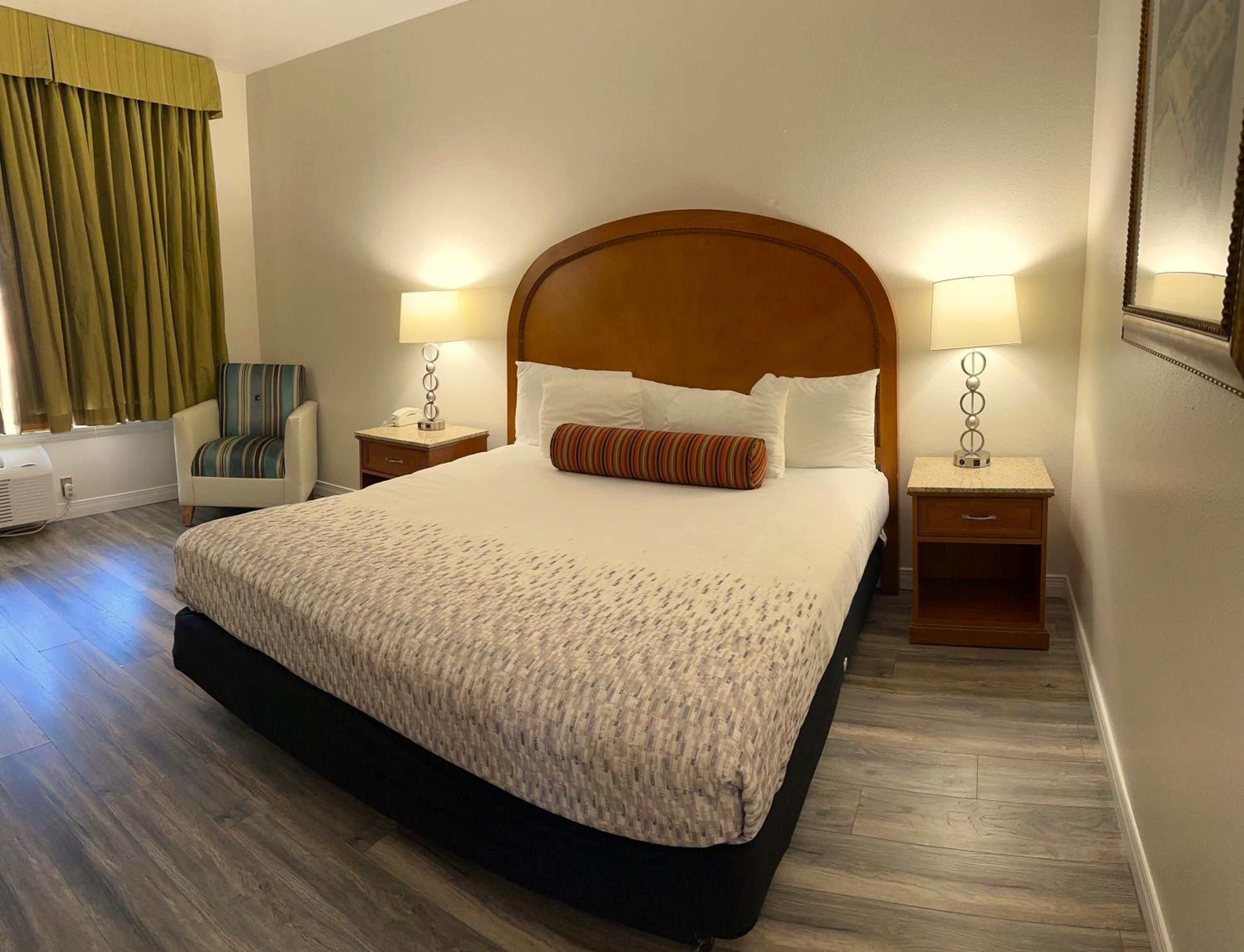 King Room - Non-Smoking - Photo 1