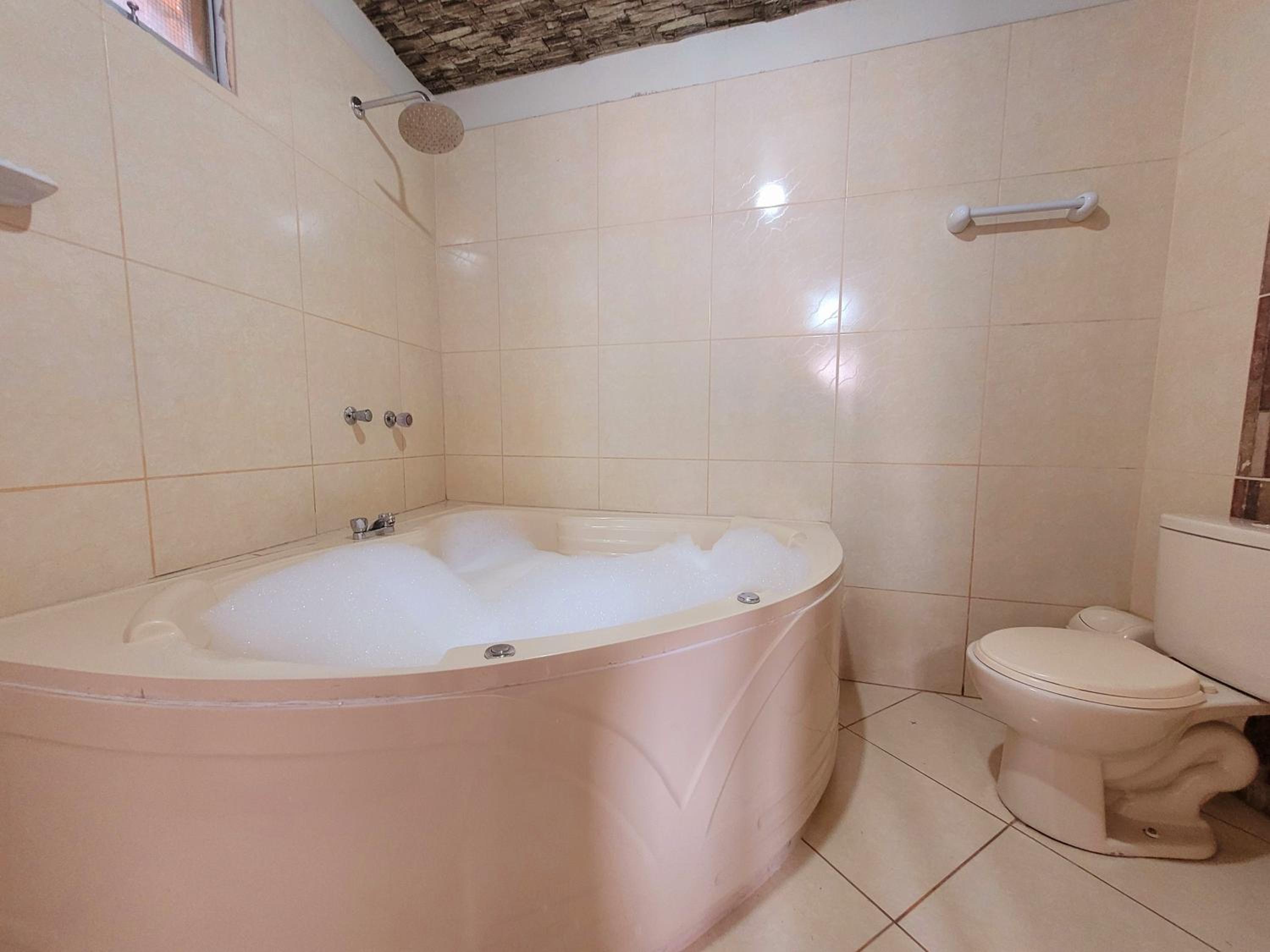 Queen Room with Spa Bath photo 2