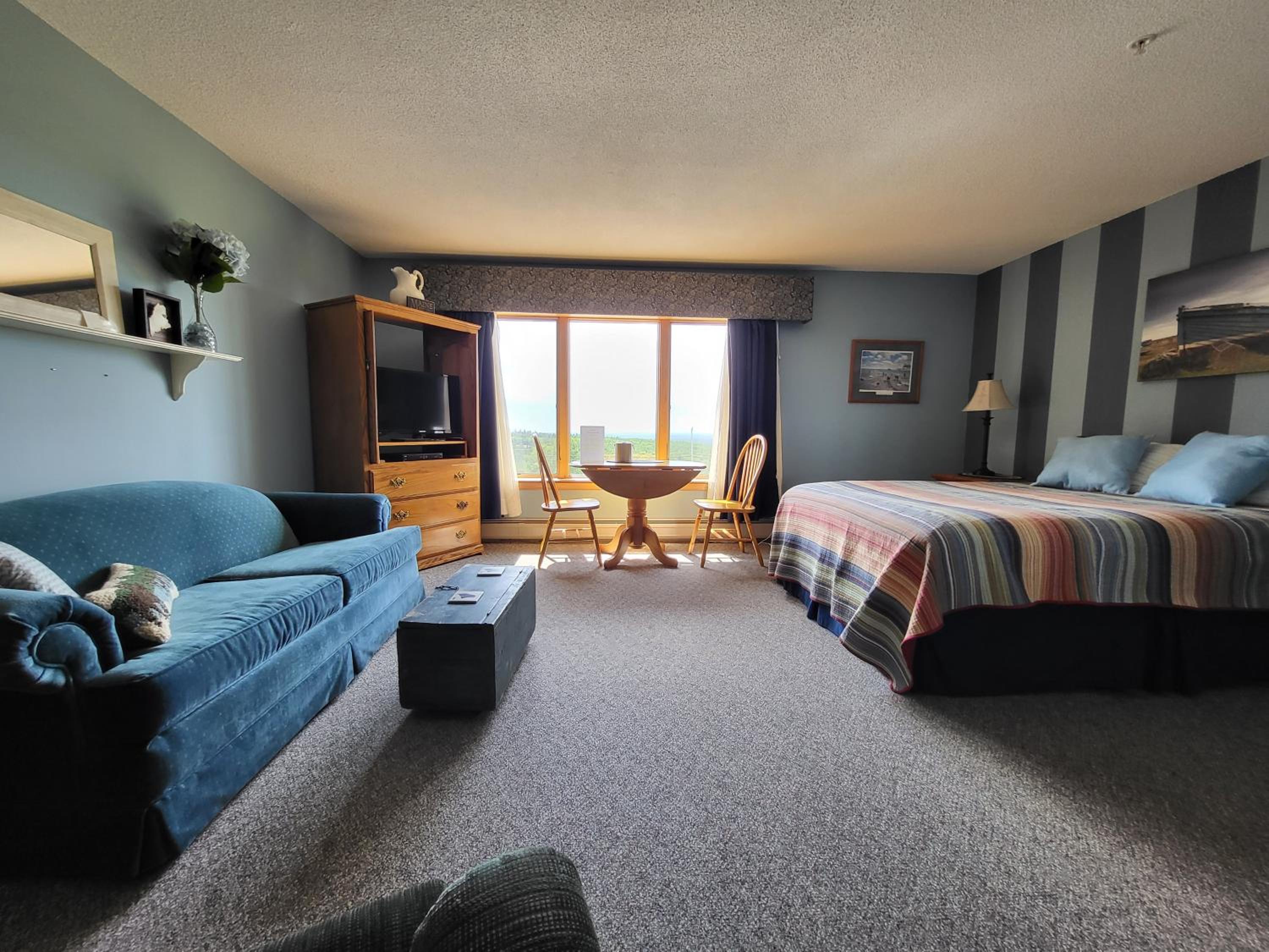 Family Room with Mountain View photo 1